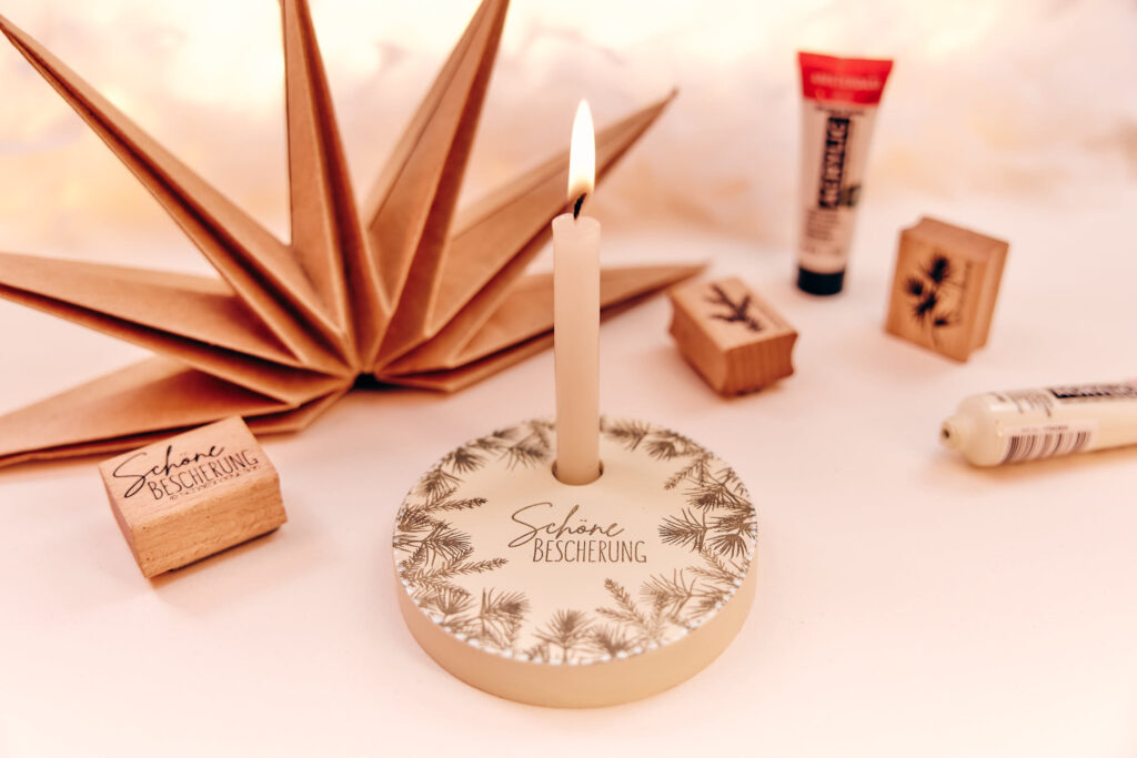 DIY weißer Kerzenständer aus Gießpulver mit 'Schöne Bescherung' und Tannenzweig-Stempelmotiven