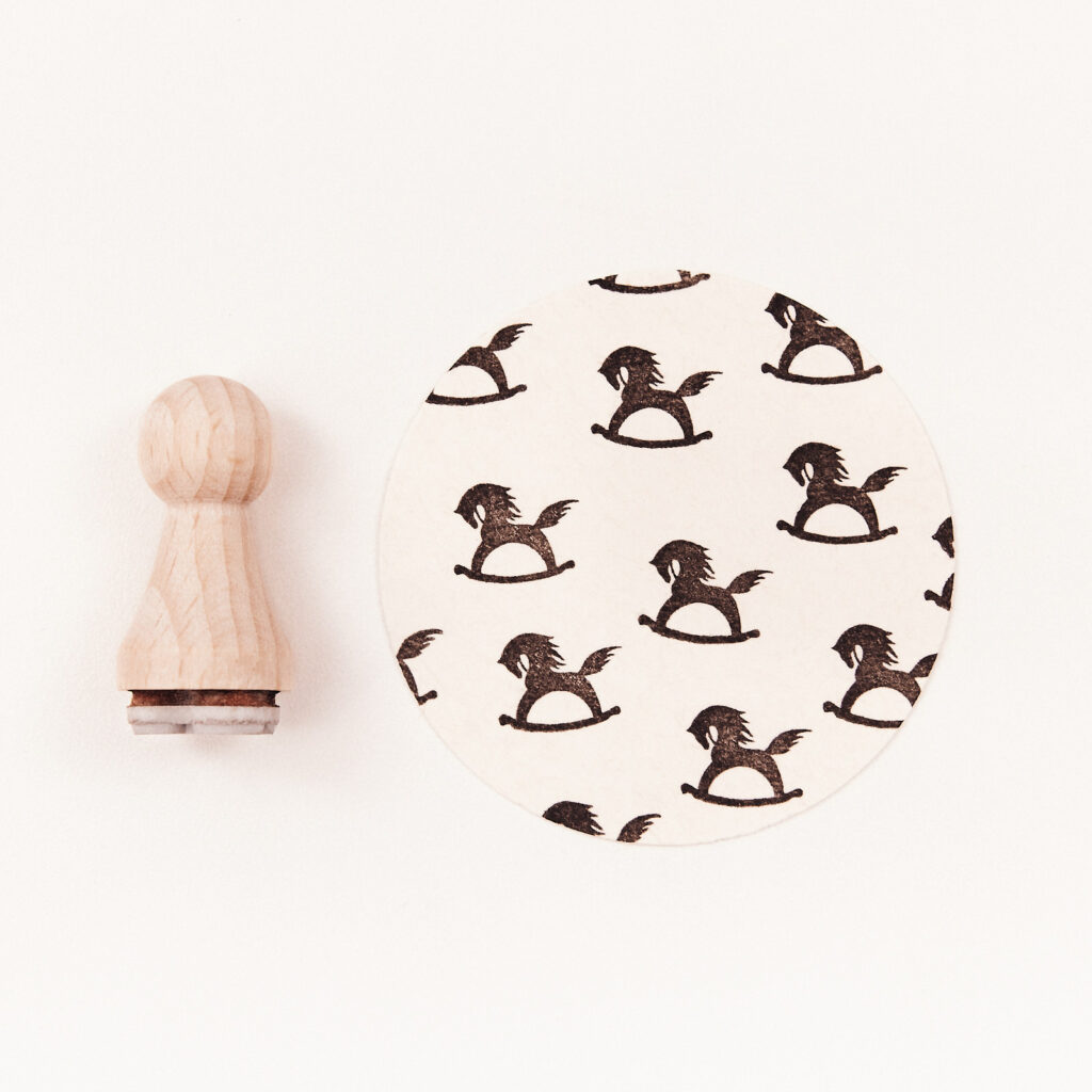 Produktfoto eines Ministempels mit Schaukelpferdchen Motiv aus Holz