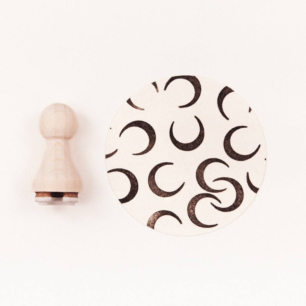 Produktfoto von einem Ministempel mit Motiv Mondsichel