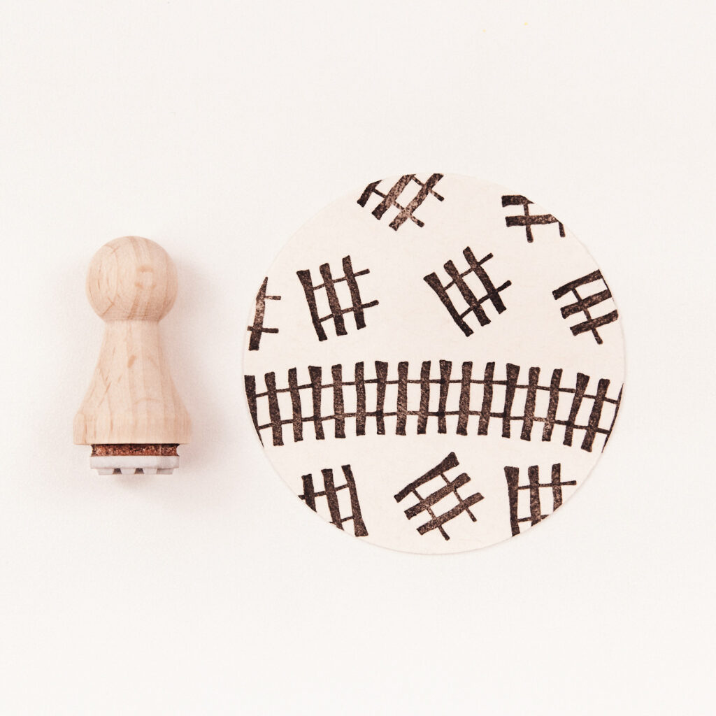 Produktfoto eines Ministempels mit Musterbeispiel Zaun / Leiter / Schiene