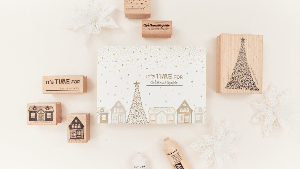 Handgefertigte Weihnachtskarte mit Sternenregen, schneebedeckten Häusern, einem Weihnachtsbaum und dem Schriftzug 'Its time for Weihnachtsgrüße'.