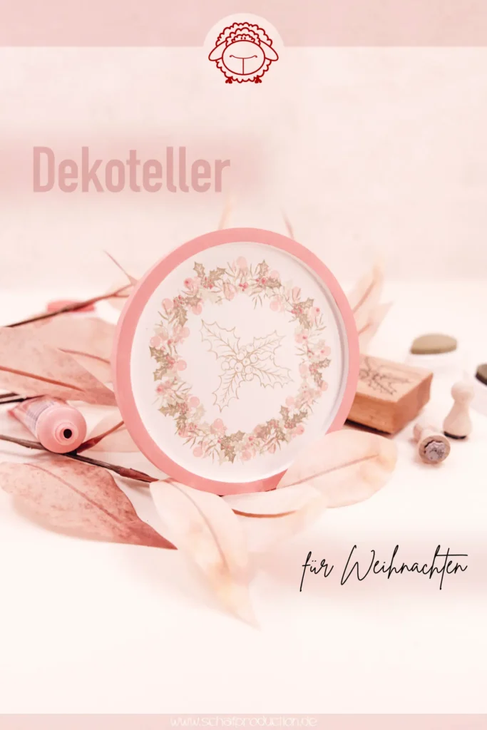 Runde DIY Gießformschale mit aufgestempelten Ilexzweigen und Beeren, dekoriert mit roter Acrylfarbe und umgeben von Bastelmaterialien.