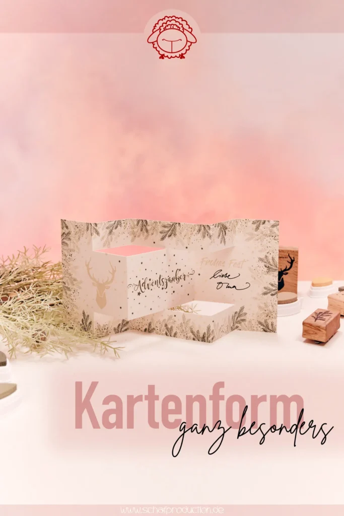 DIY Weihnachtskarte mit der Aufschrift „Adventszauber“ und „Frohes Fest liebe Oma“, umgeben von gestempelten Tannenzweigen und einem Hirsch-Stempel. Neben der Karte sind Stempel und Stempelkissen zu sehen.