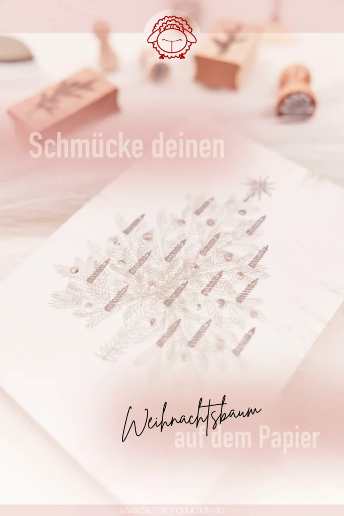 Weihnachtskarte mit gestempeltem Weihnachtsbaum, dekoriert mit Kerzen und einer Baumspitze, umgeben von Bastelmaterialien wie Acrylfarbe, Fächerpinsel, Stempel und Stempelkissen.