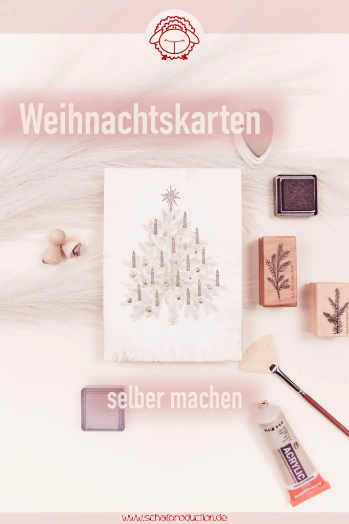 DIY-Weihnachtskarte mit gestempeltem Weihnachtsbaum, dekoriert mit Kerzen und einer Baumspitze, umgeben von Bastelmaterialien wie Acrylfarbe, Fächerpinsel, Stempel und Stempelkissen.