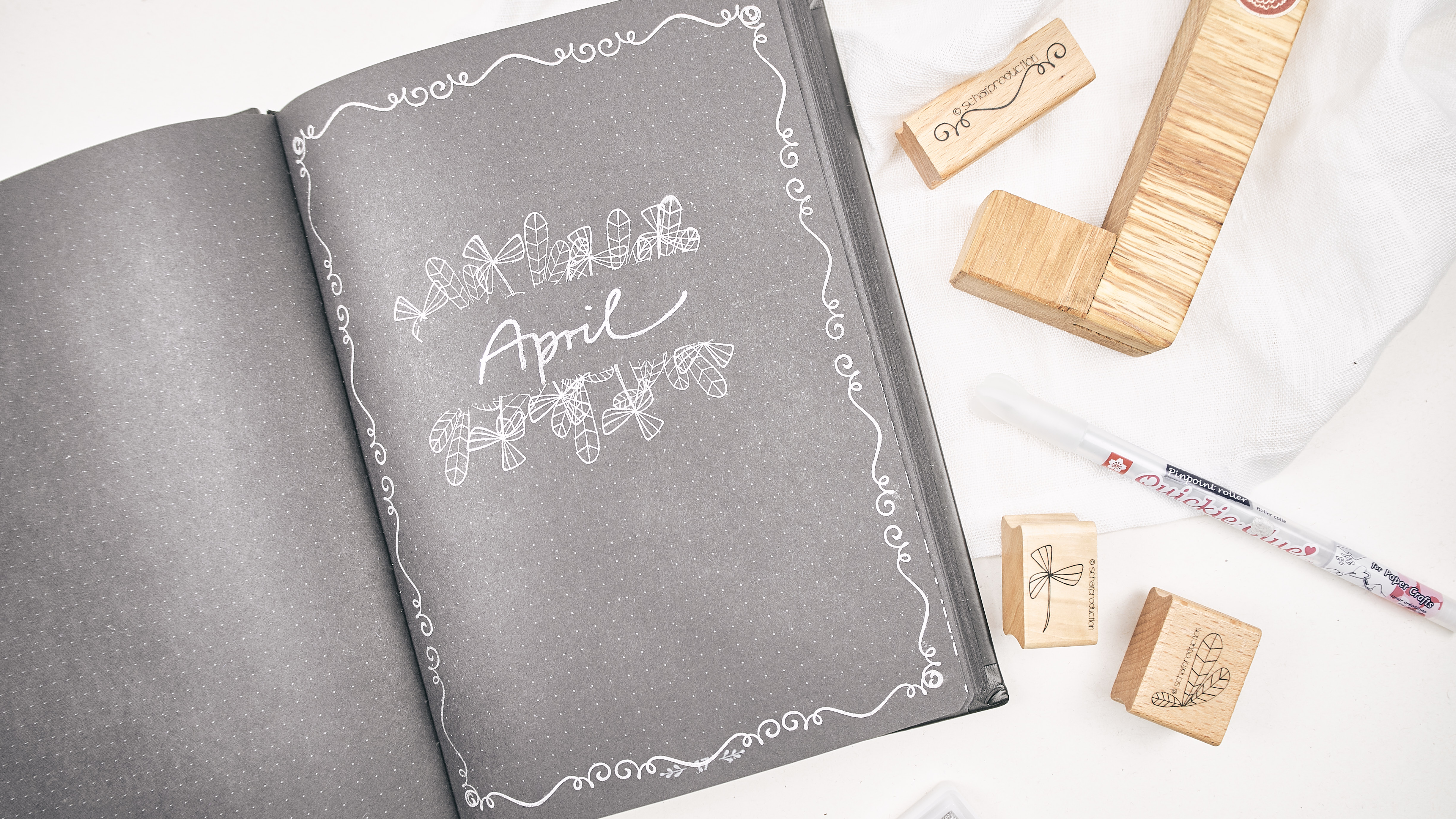 BuJo-schwarze-Seiten-April-Cover-mit-edlen-Rand-der-Underline-D