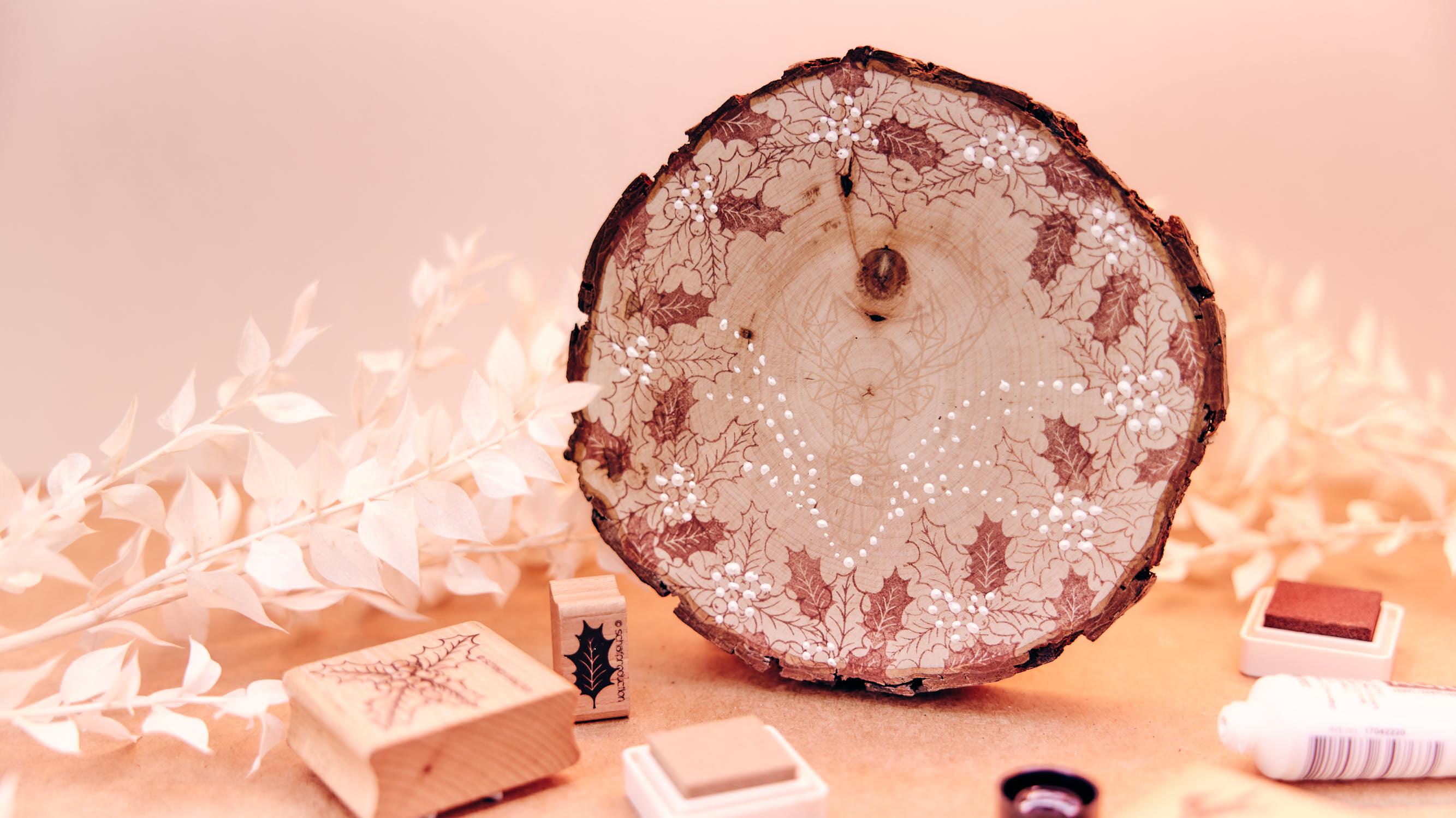 Holzscheibe-als-Unterteller-mit-Ilexblaettern-und-Mosaikhirsch-fuer-Adventskerze-Q