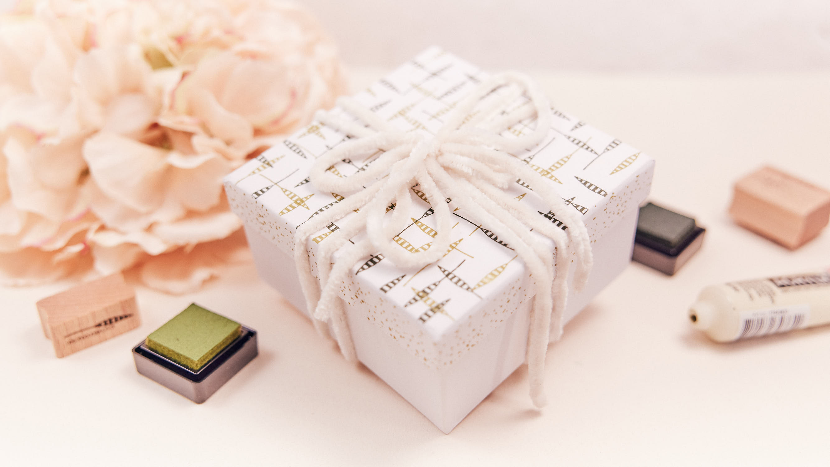 Geschenkbox-Karton-weiss-mit-Floralen-Element-7-und-Acrylfarbe-inside-Q