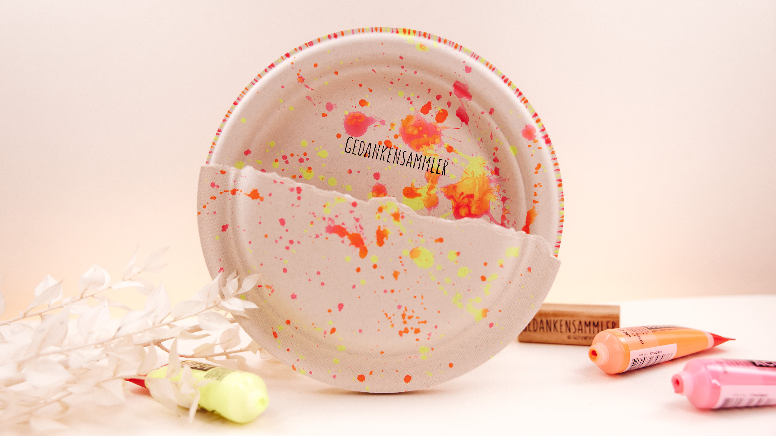 Geschenkverpackung-aus-Dekoteller-mit-Neonspritzern-als-Gedankensammler-Q