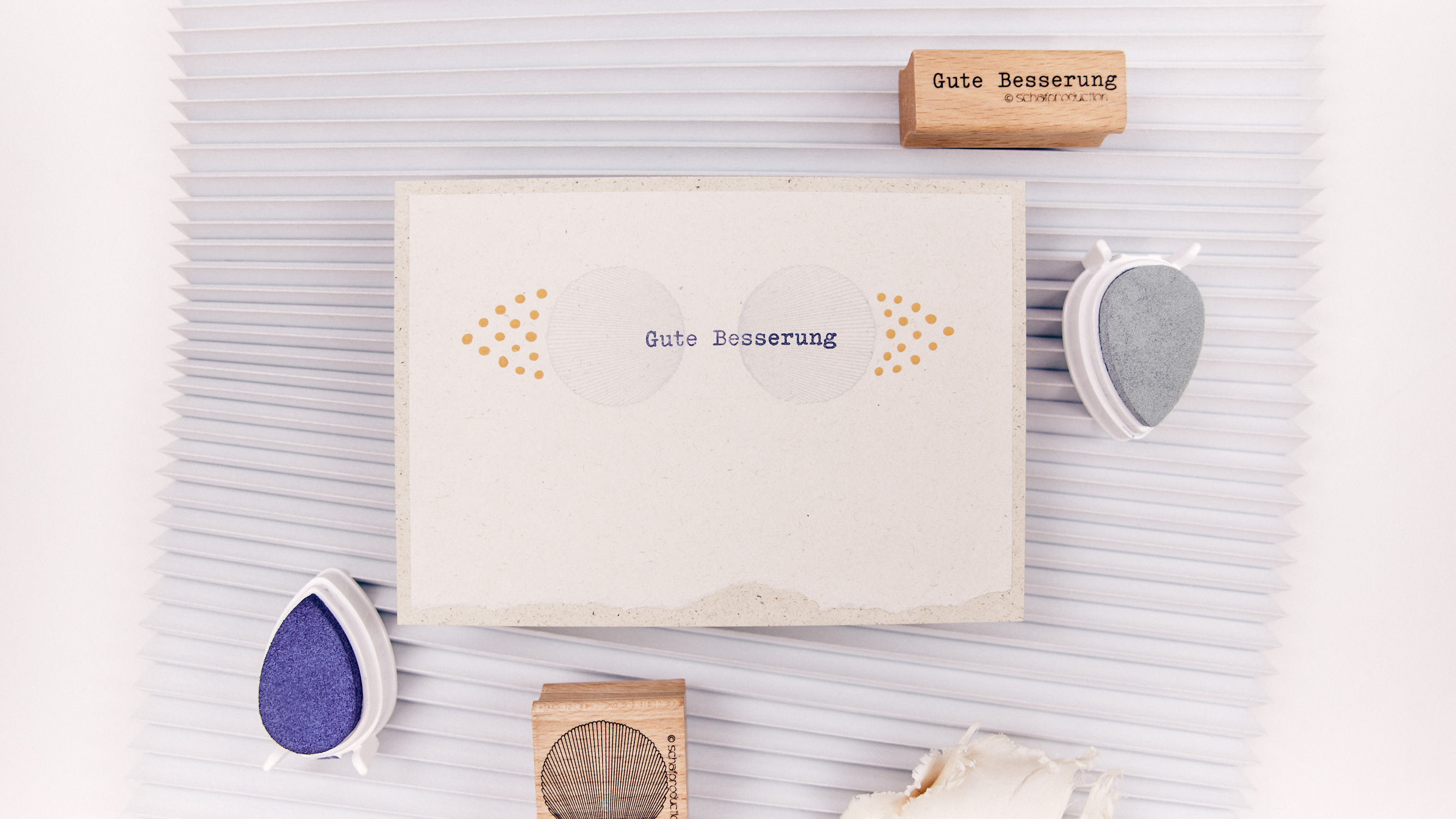 Gute-Besserung-Karte-mit-Muschelform-und-Gouache-Effekten-Q