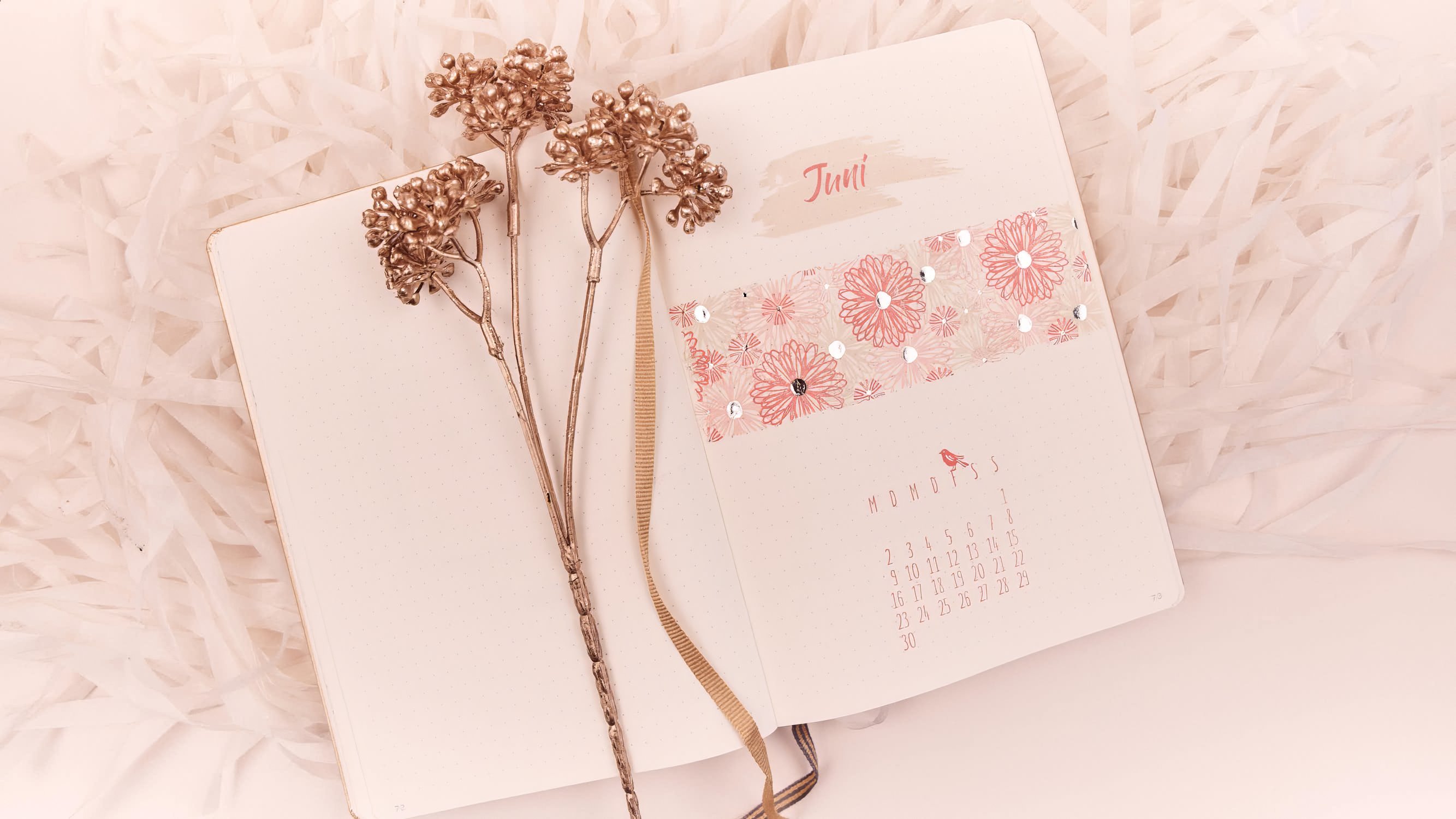 BuJo-Setup-Monat-Juni-mit-variablen-Kalenderblatt-und-Chrysanthemen-Streifen-Q