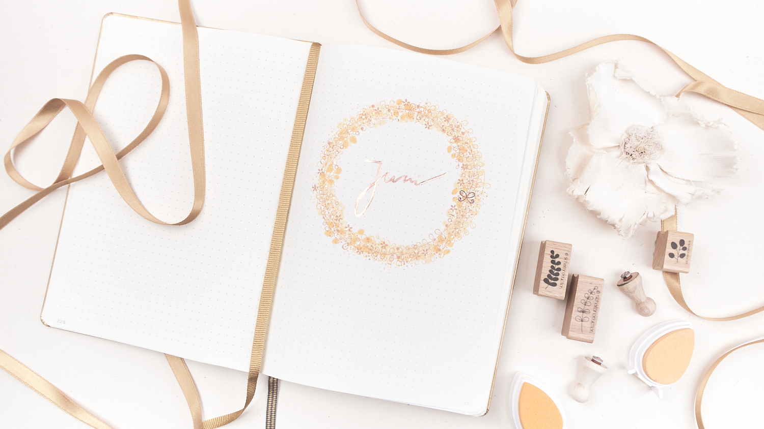 BuJo-helle-Seiten-Juni-Cover-mit-Floralen-Elementen-Q