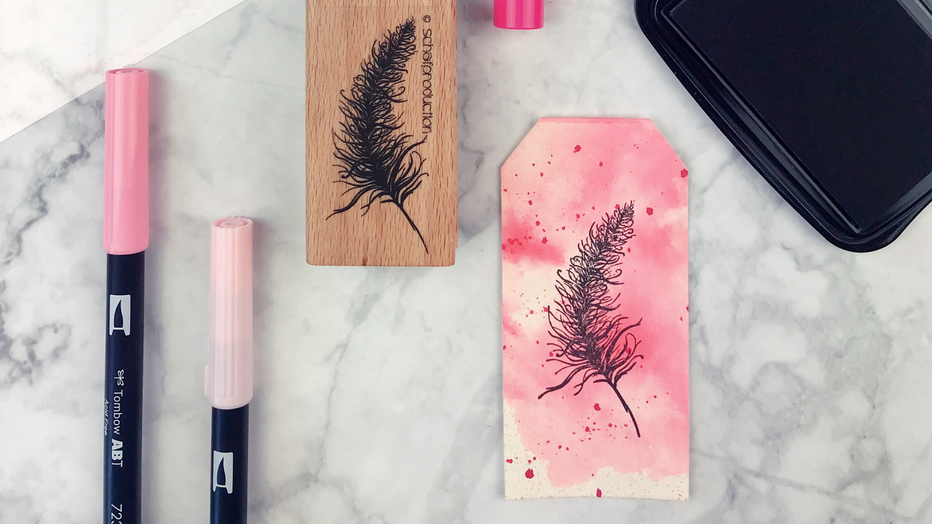 Anhaenger-Feder-2-mit-Aquarellhintergrund-Quer
