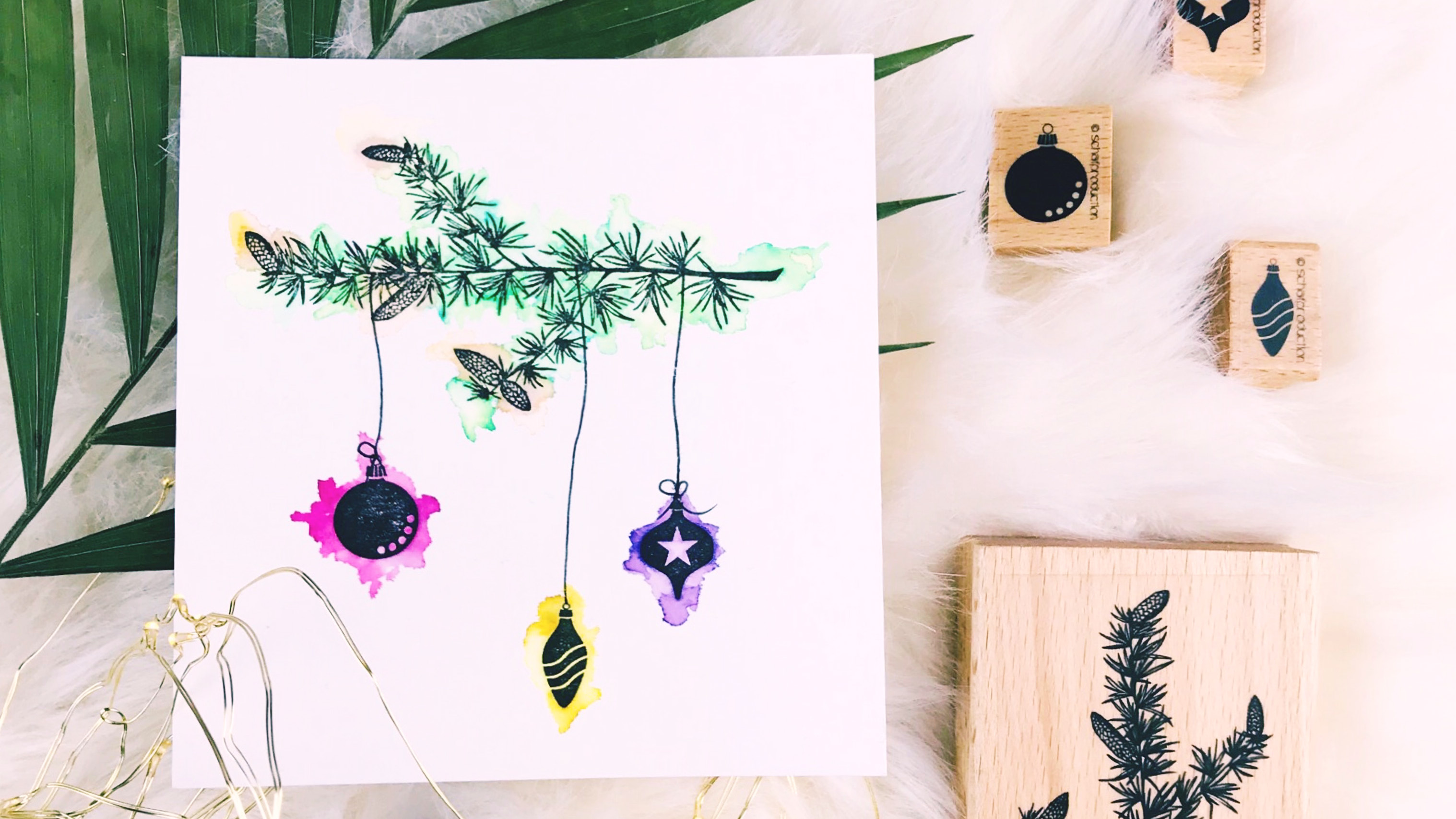 Tannenzweig-mit-Weihnachtskugeln-Quer