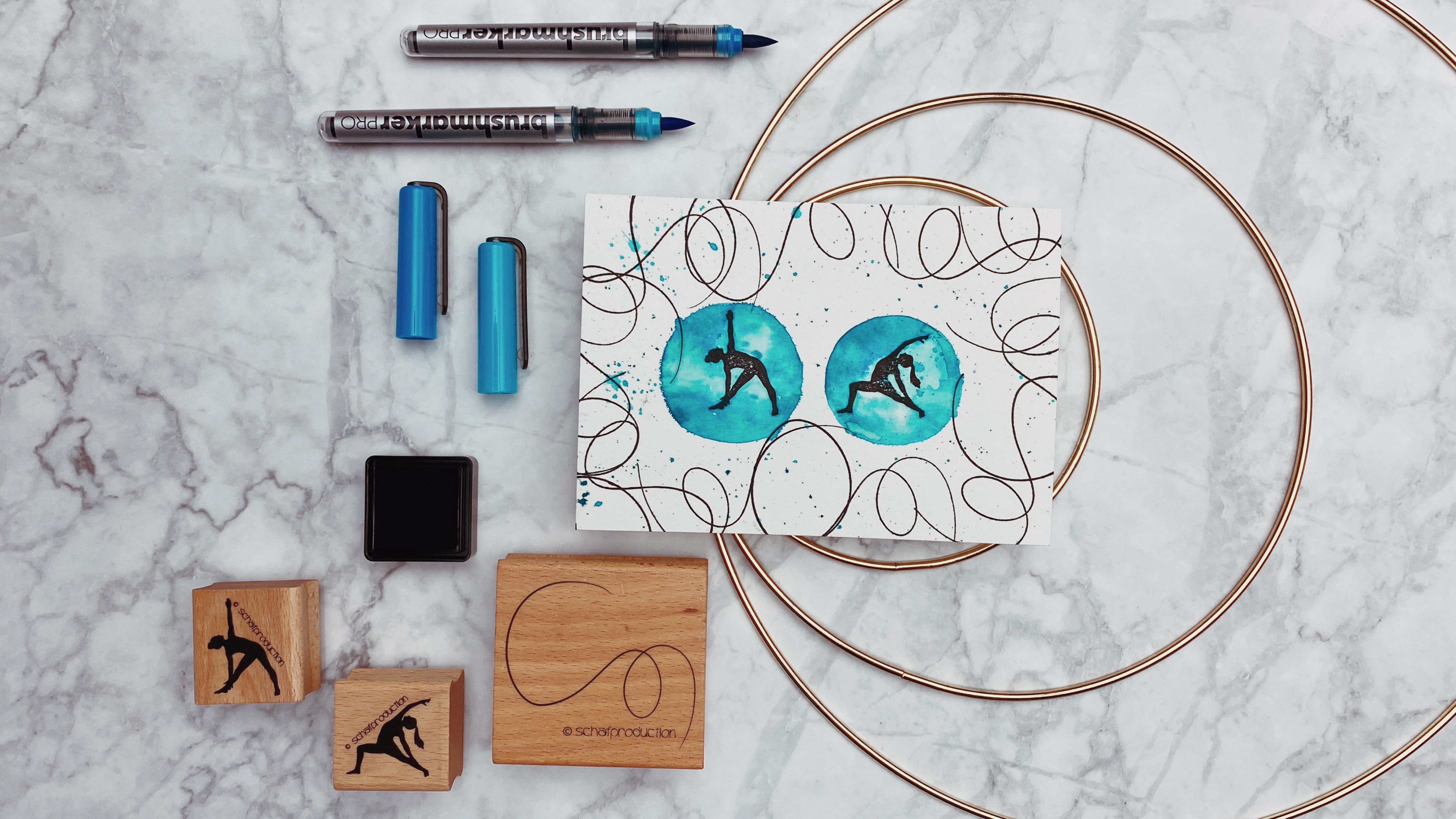 Yoga-fuer-Anfaenger-mit-Schweif-als-Rand-und-aquarelliert-mit-BrushPens-Quer