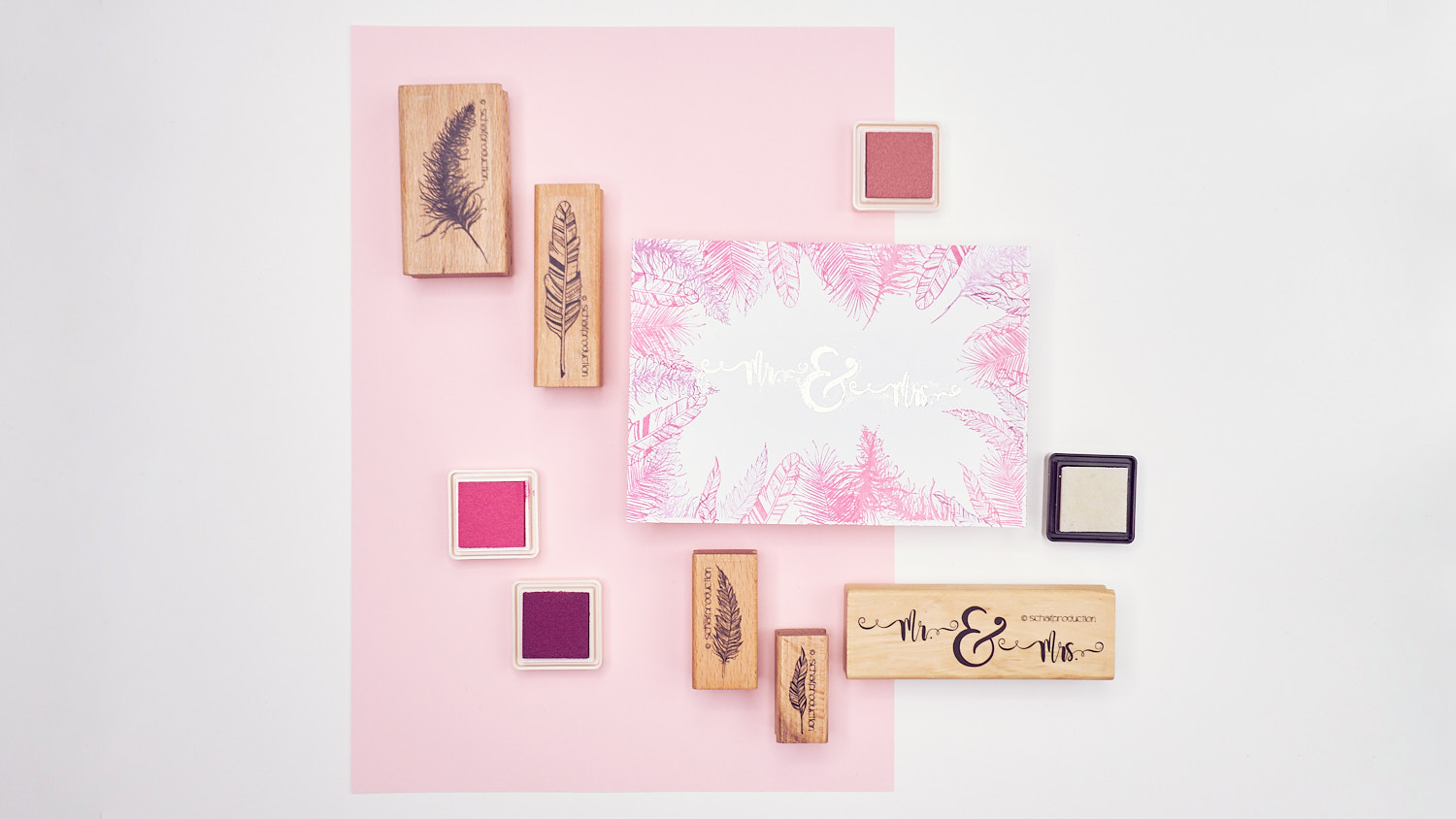 Mr-Mrs-mit-Federset-als-Rand-in-pink-2