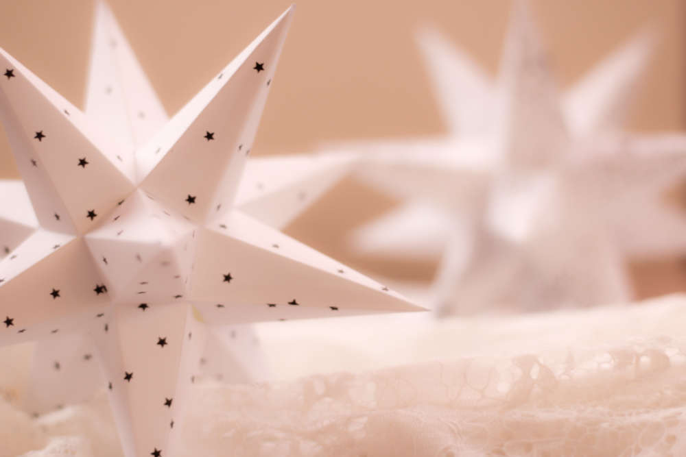 Bestempelte Adventssterne mit kleinen Sternen zur Dekoration an Weihnachten