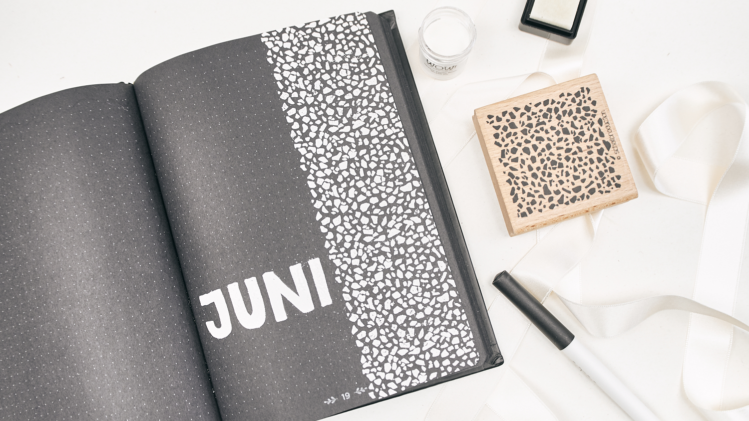 BuJo-schwarze-Seiten-Juni-Cover-mit-Terrazzomuster-Q