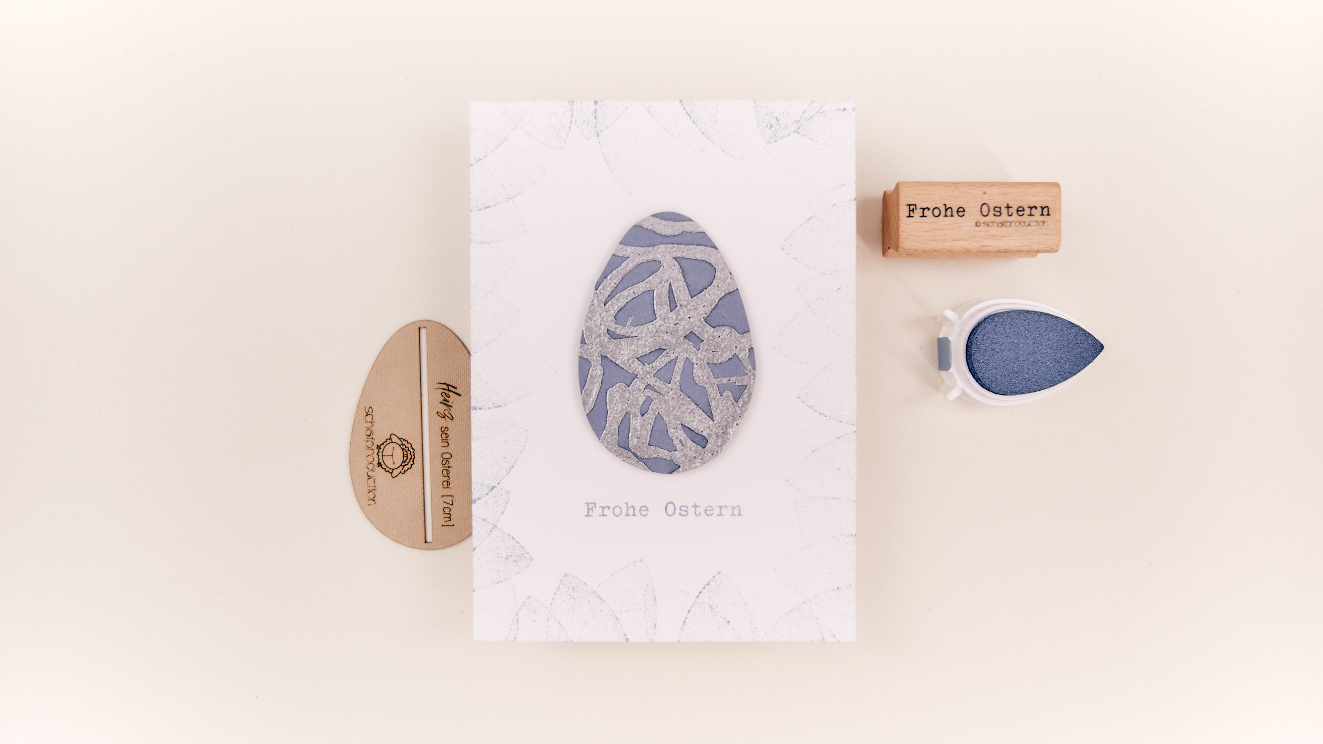 Osterkarte-mit-Heinz-seinem-Osterei-und-dem-Embossingroller-in-Blau-Silber-Q
