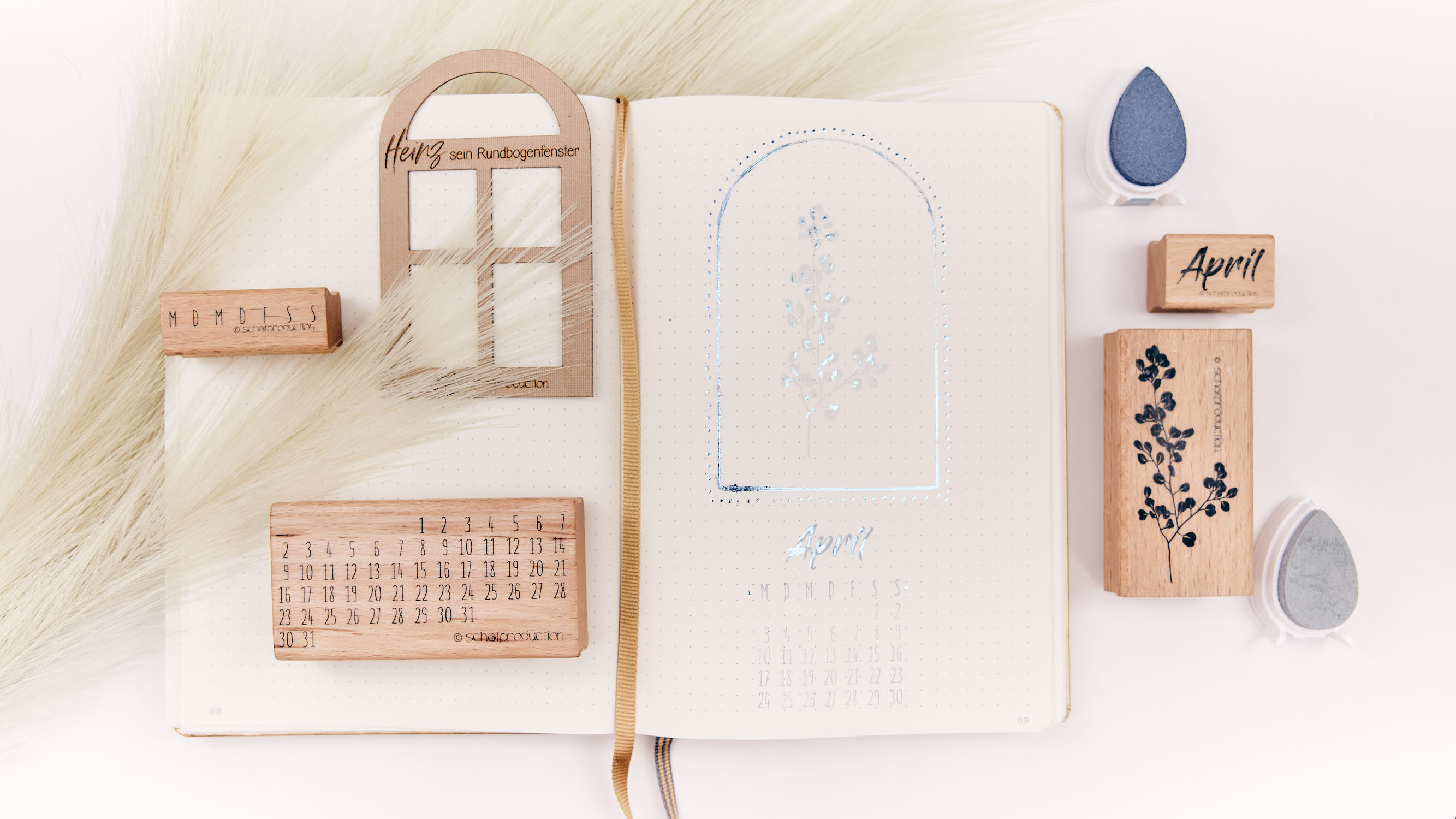 BuJo-helle-Seiten-April-Cover-mit-Eukalyptus-im-Rundbogenfensterrahmen-Q