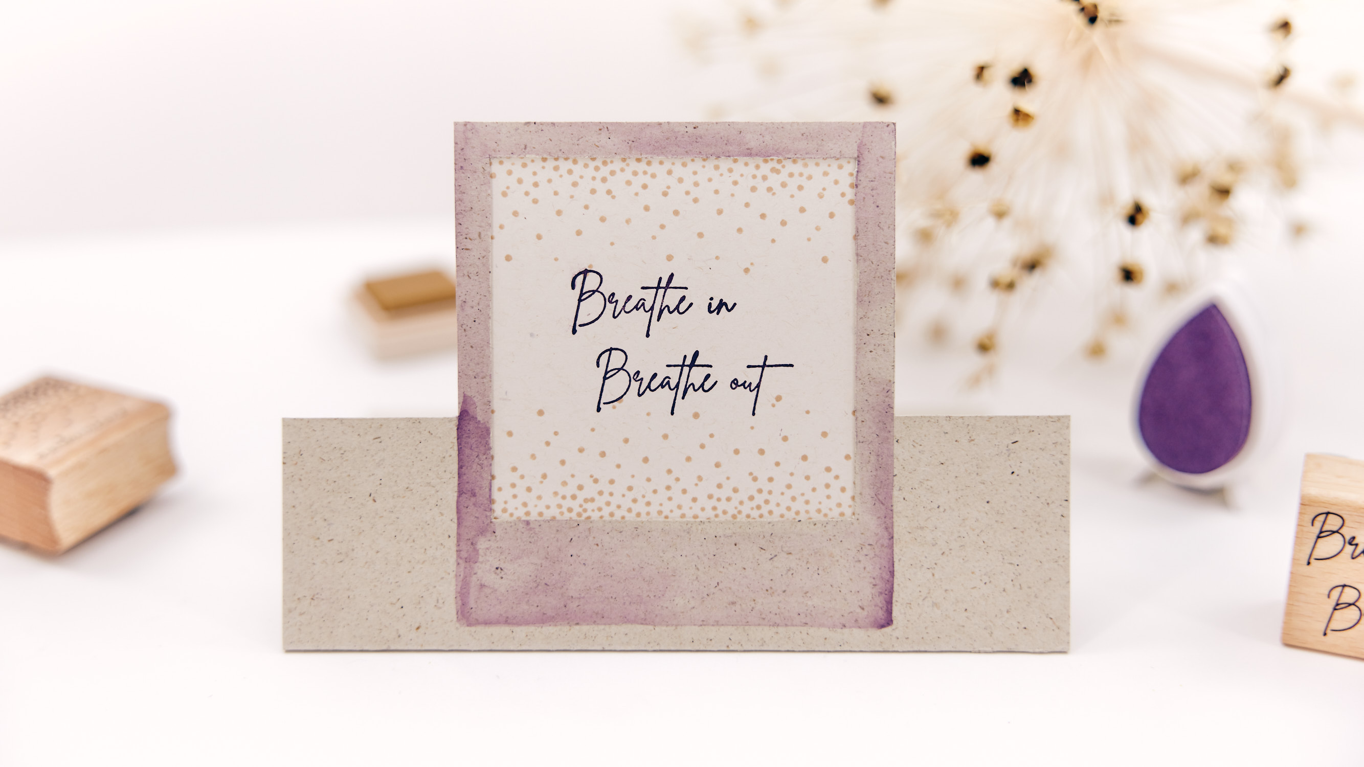 Klappkarte-als-Aussteller-mit-Heinz-seinem-Polaroid-und-Reminder-Breathe-in-Breathe-out-Q