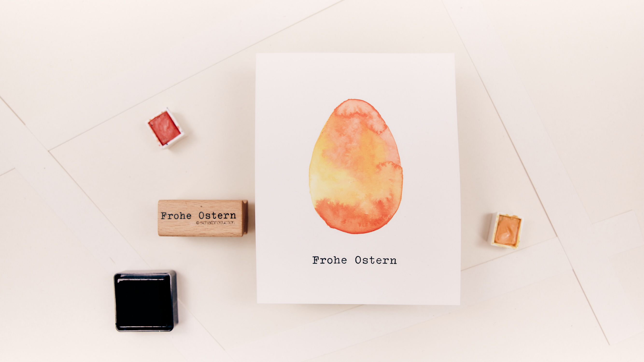 Heinz-sein-Osterei-aquarelliert-gelb-orange-und-Schriftzug-Frohe-Ostern-Q