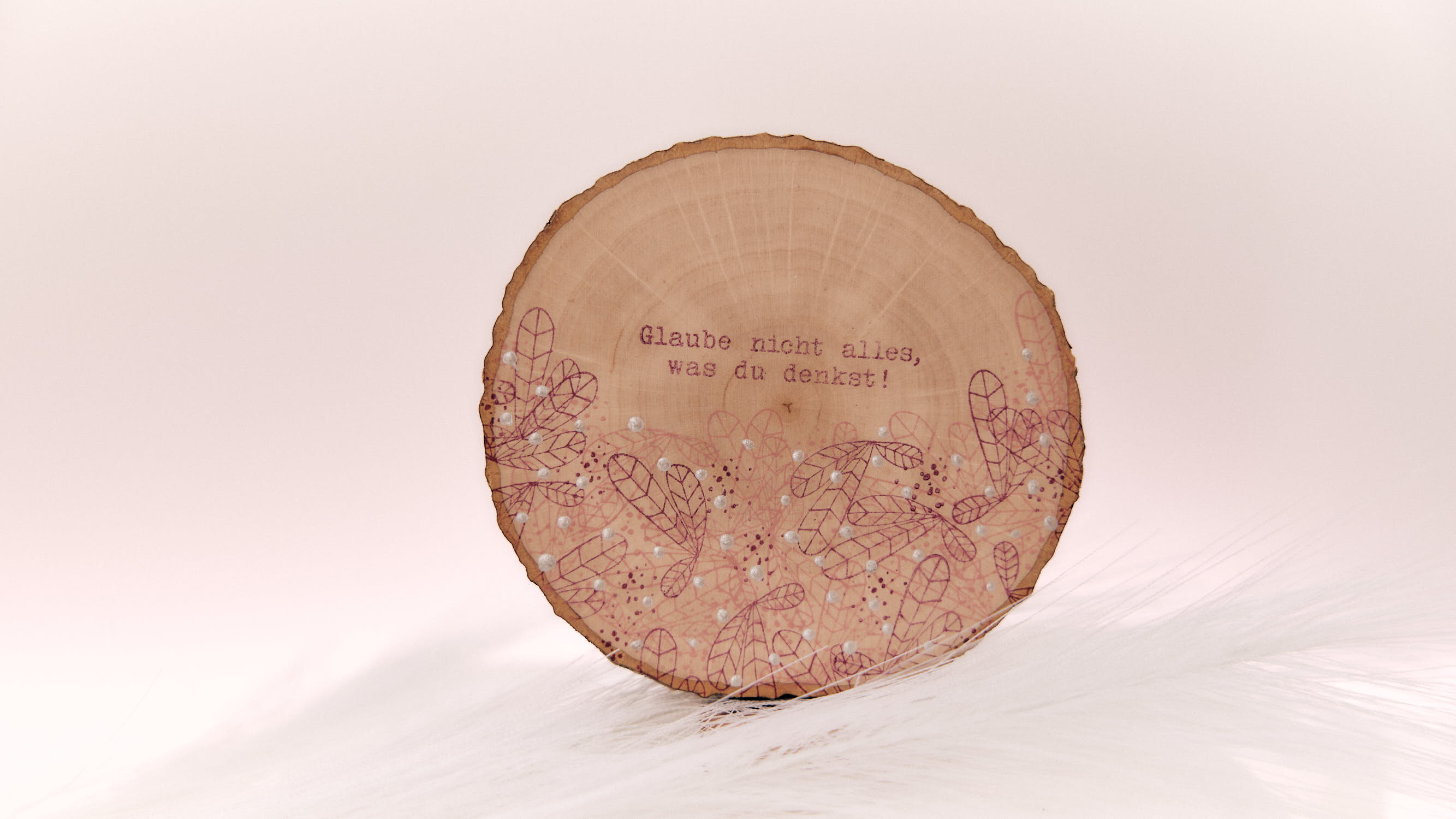 Bestempelte-Holzscheibe-mit-Floralen-Element-10-und-Glaube-nicht-alles-was-du-denkst-und-Punkten-aus-Acrylfarbe-Q