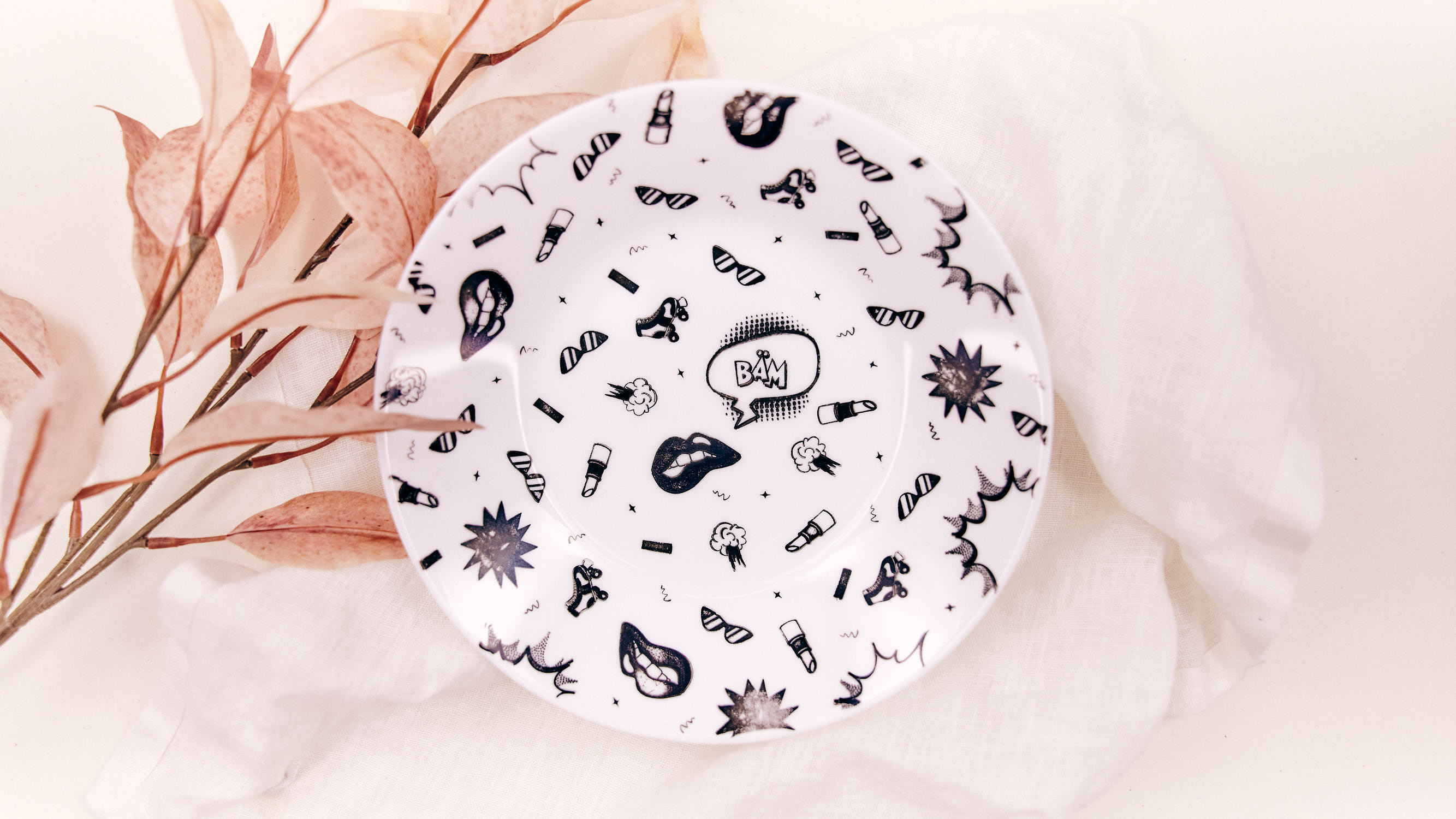 Bestempelter-Porzellanteller-im-Comicstyle-mit-allen-Stempeln-aus-Maeaeaeh-Die-Box-Herbst-Edition-2023-Q