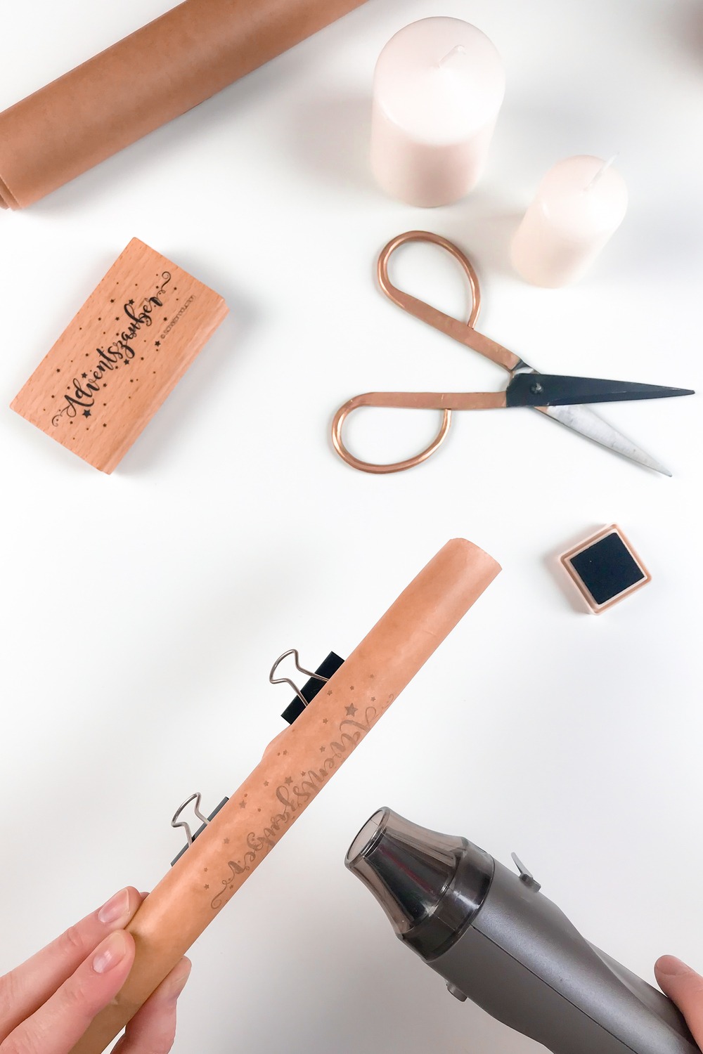 Seidenpapier mittels Heißluftföhn mit Stabkerze verschmelzen