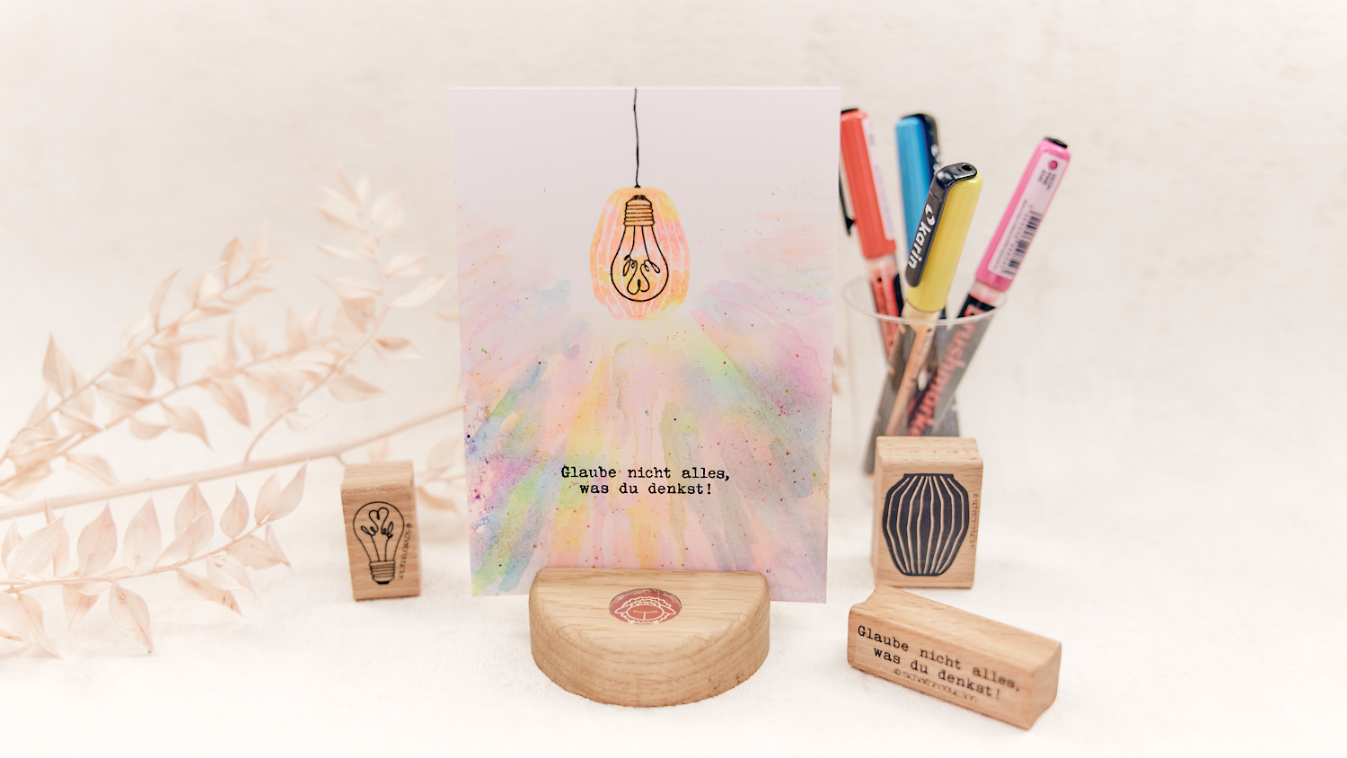 Blumenvase-als-Lampe-mit-Gluehbirne-und-Lichtstrahl-in-Neonfarben-Q