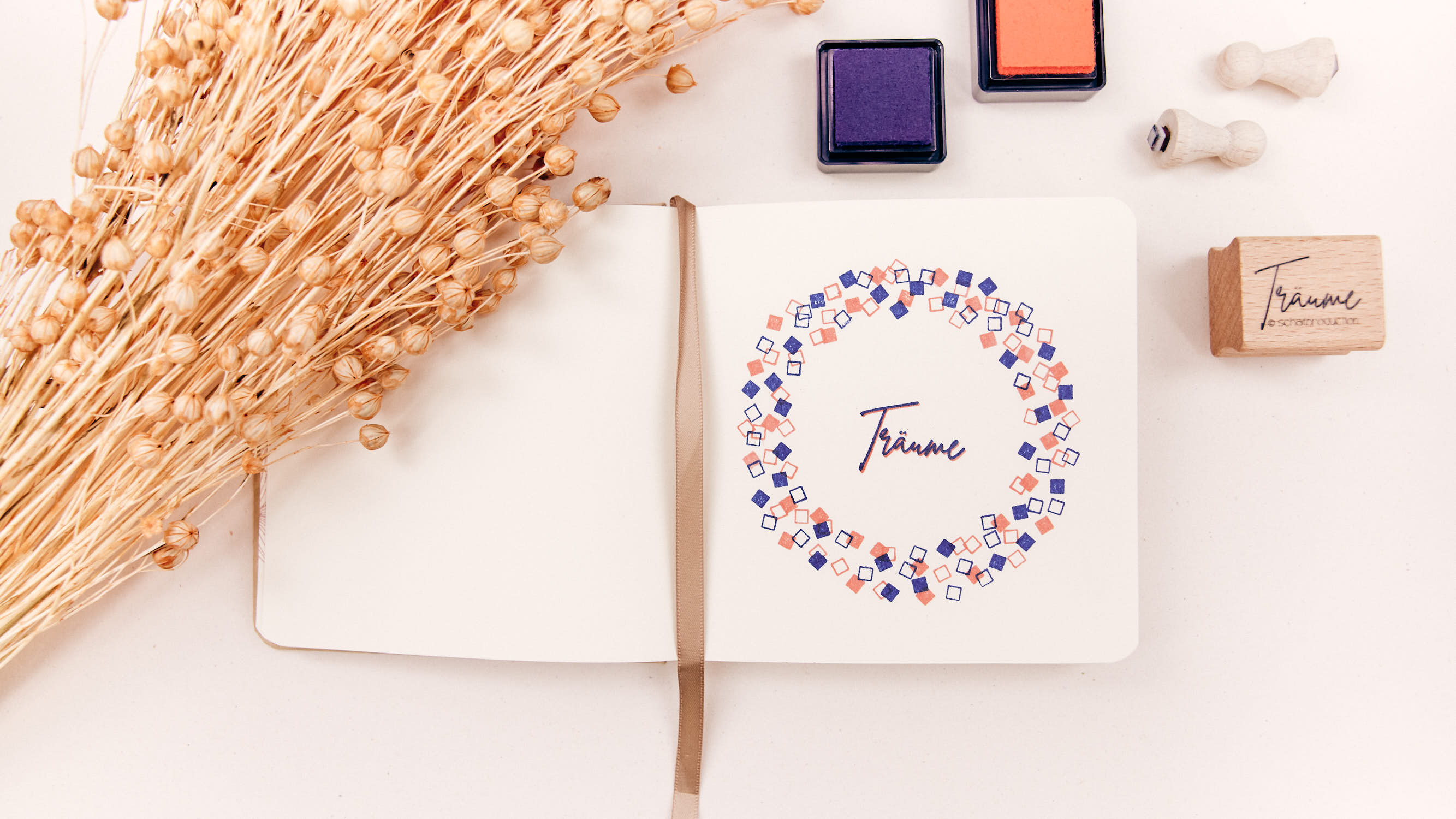 Sketchbook-Traeume-im-Kreis-aus-kleinen-Vierecken-in-Orange-Blau-Q