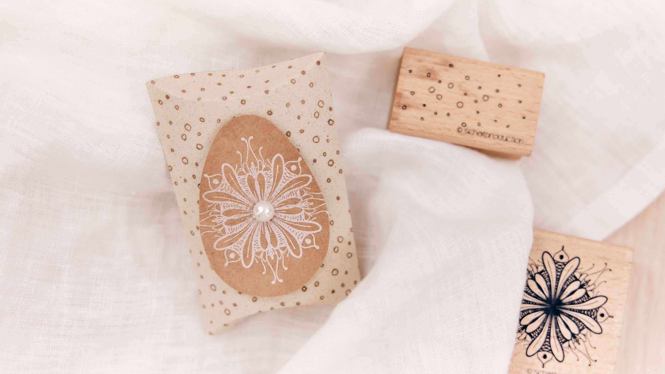 Kissenbox-mit-3D-Osterei-und-Floralen-Ornament-Q