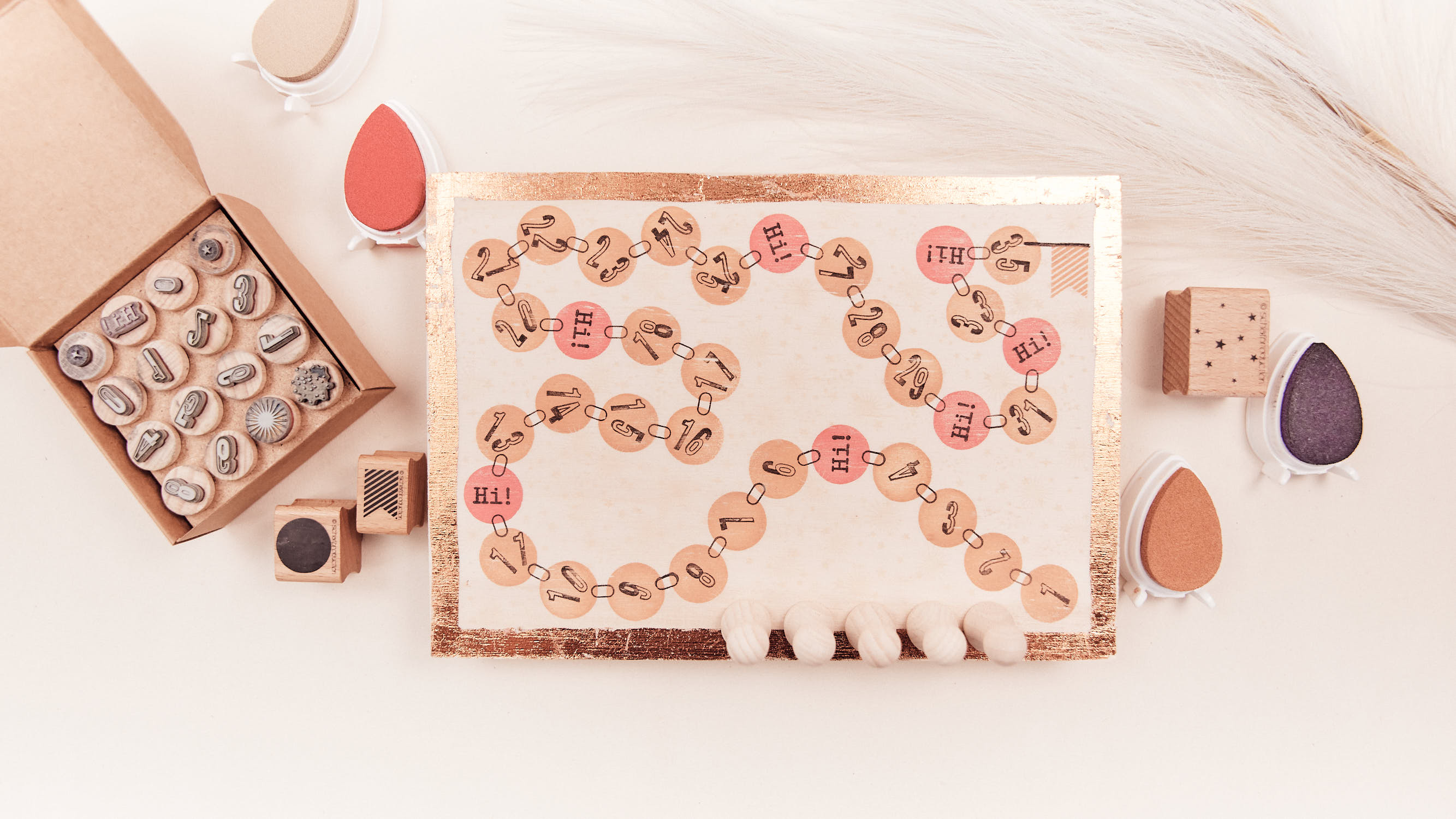 Spielbrett-mit-selbstgemachten-Spiel-mit-Wurfel-Figuren-und-Ereigniskarten-Hi-Q