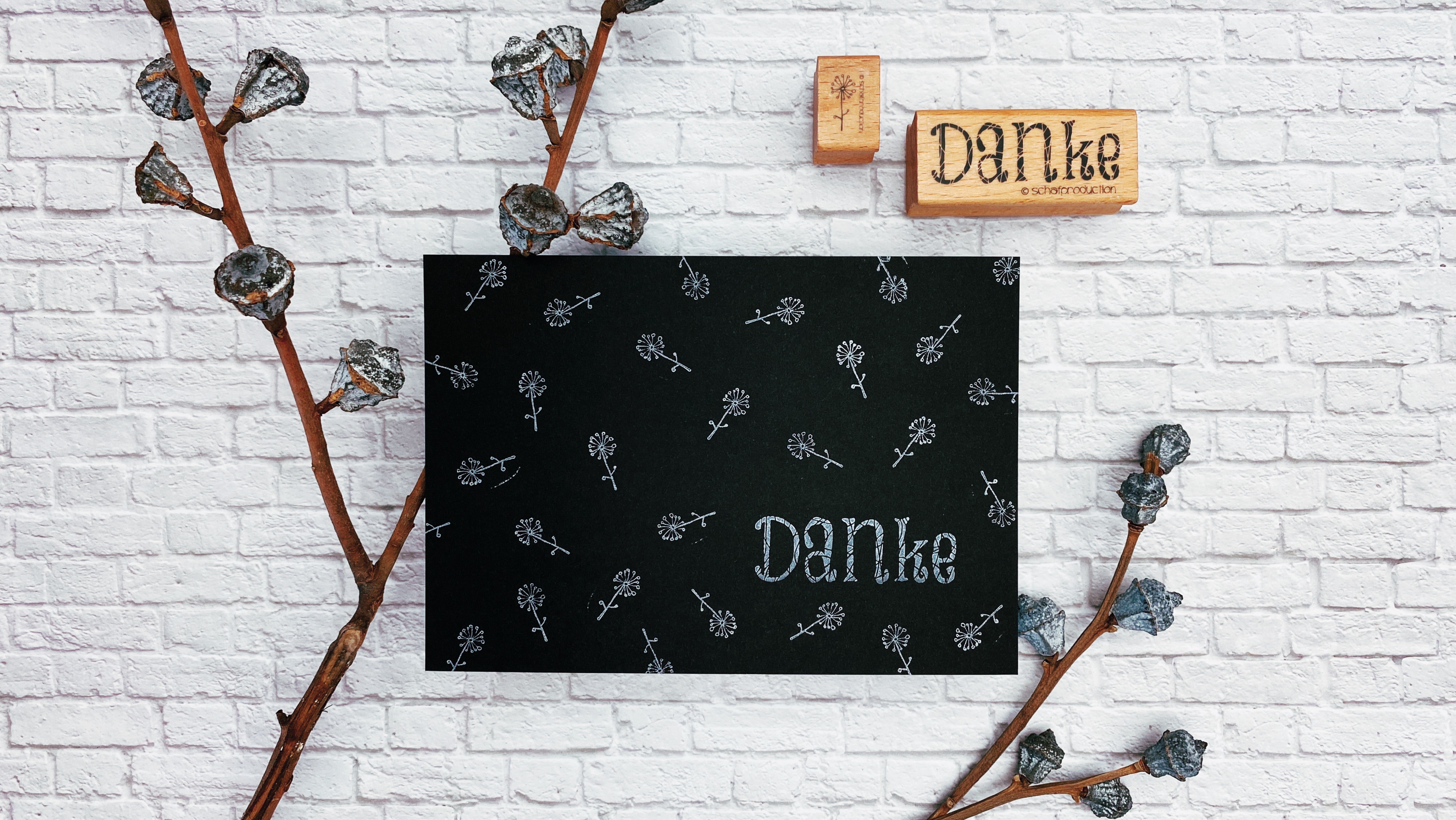 Danke-mit-kleiner-Pusteblume-gestempelt-weiss-auf-schwarz-Quer
