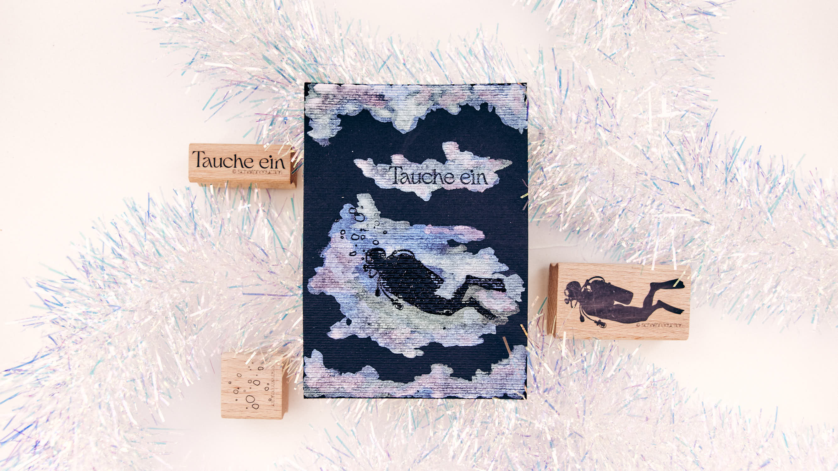 Tauche-ein-und-Taucher-mit-Negativ-Embossing-Effekt-und-Metallicfarbe-auf-schwarzem-Aquarellpapier-Q