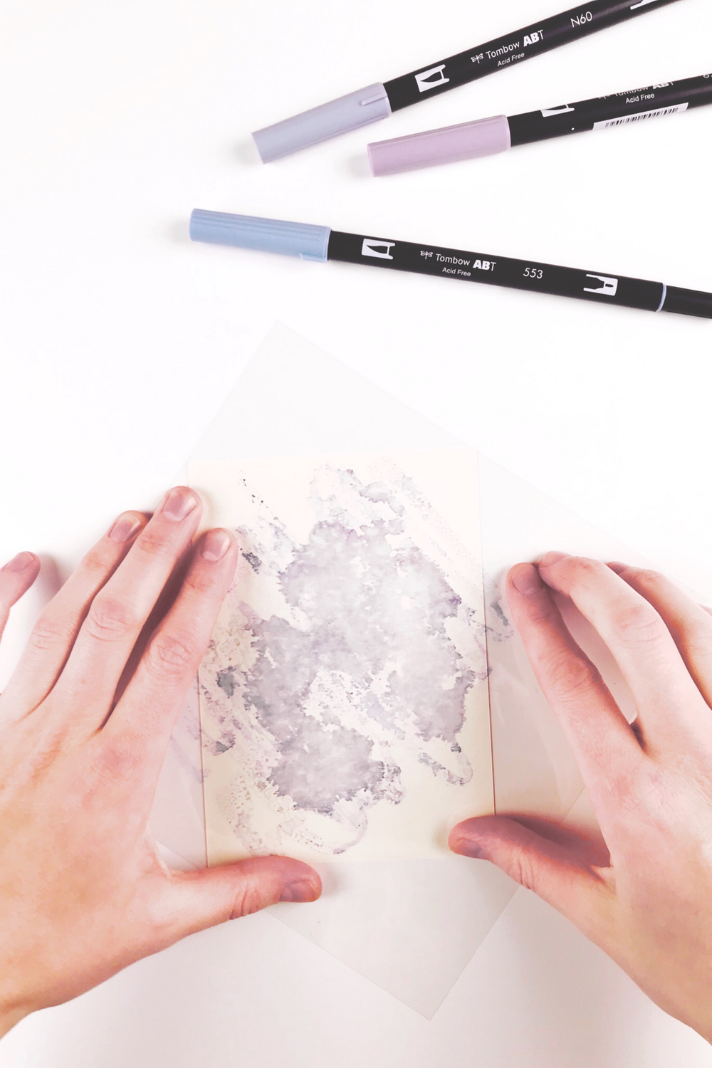 Bild 5-Bewässerte Folie umdrehen und auf das Papier bringen für Aquarelleffekt
