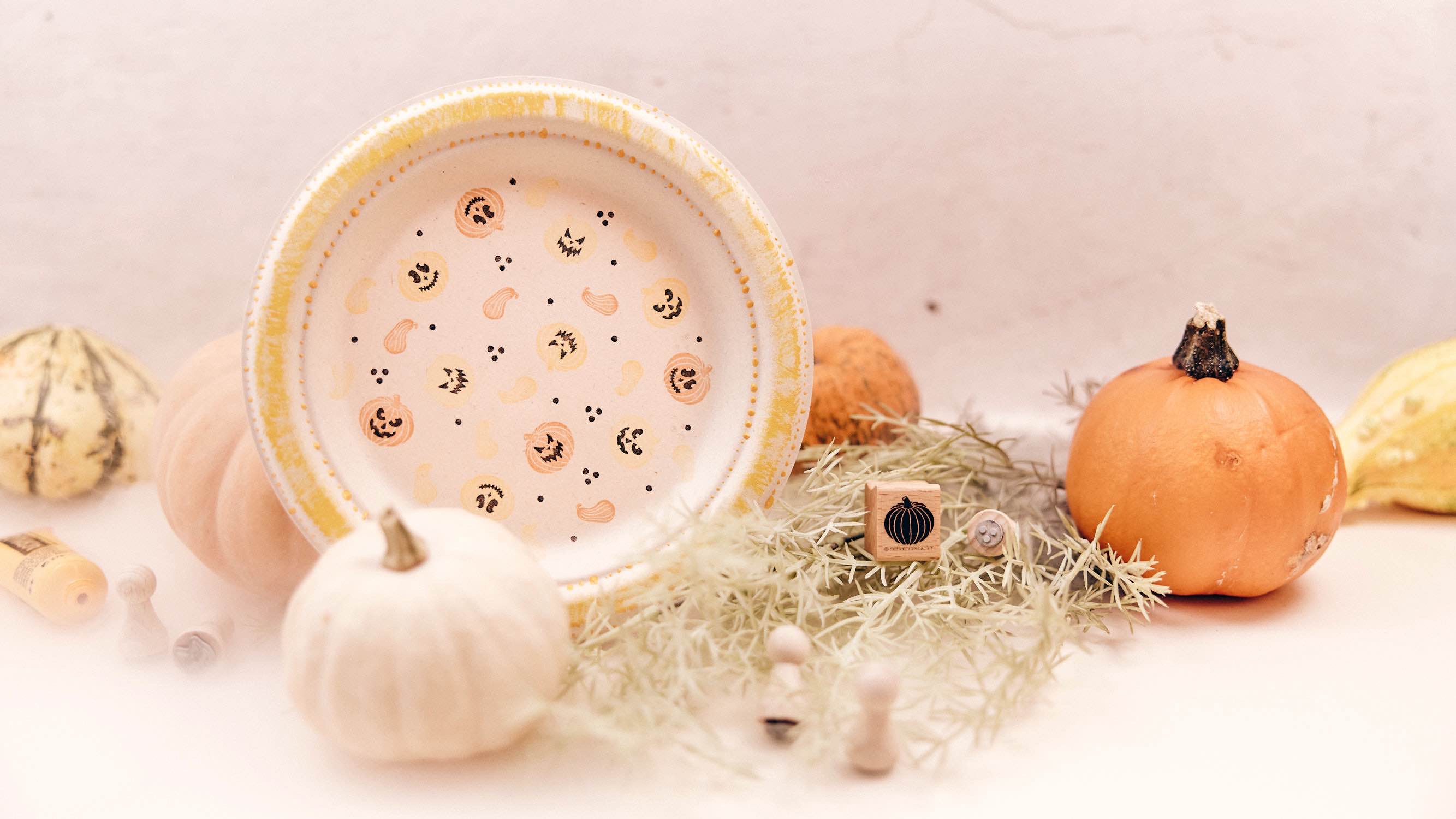 Pappteller-mit-Kuerbissen-und-Halloweengesichtern-und-Rand-aus-Acrylfarbe-Q