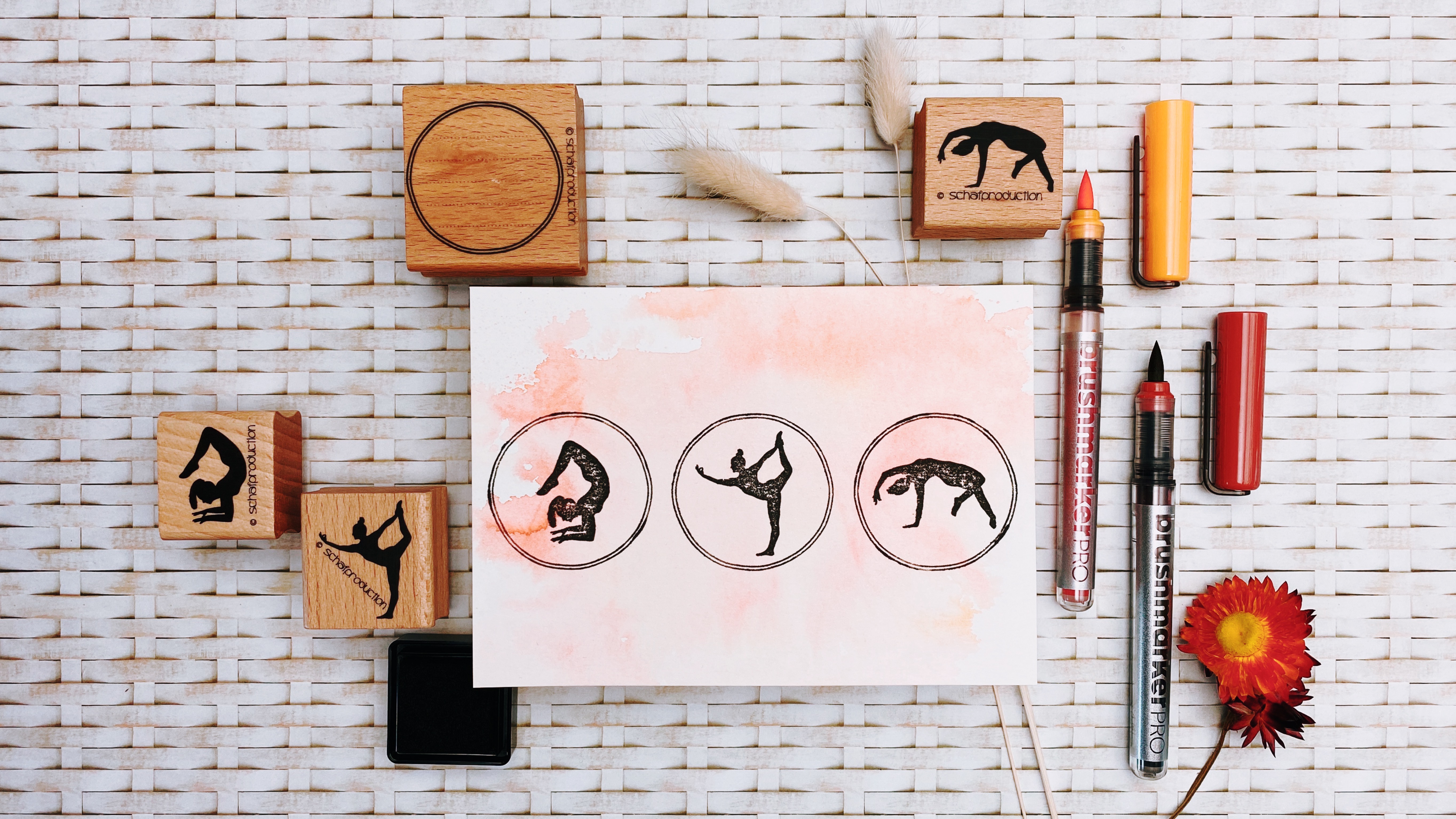 Yoga-fuer-Fortgeschrittene-Yogafiguren-im-Kreis-mit-aquarellierten-Hintergrund-Quer