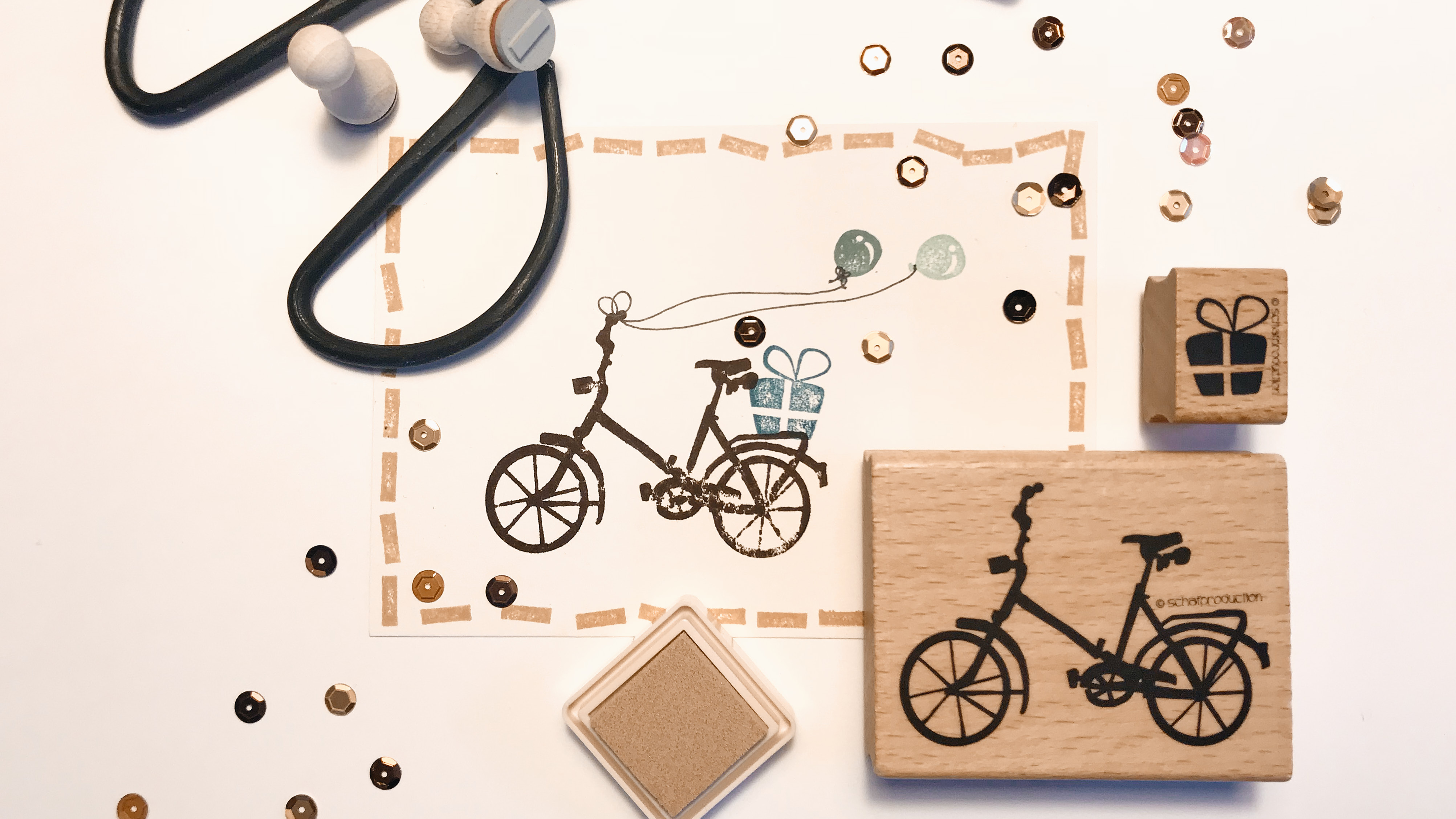 Fahrrad-mit-Luftballons-und-Geschenk-Quer