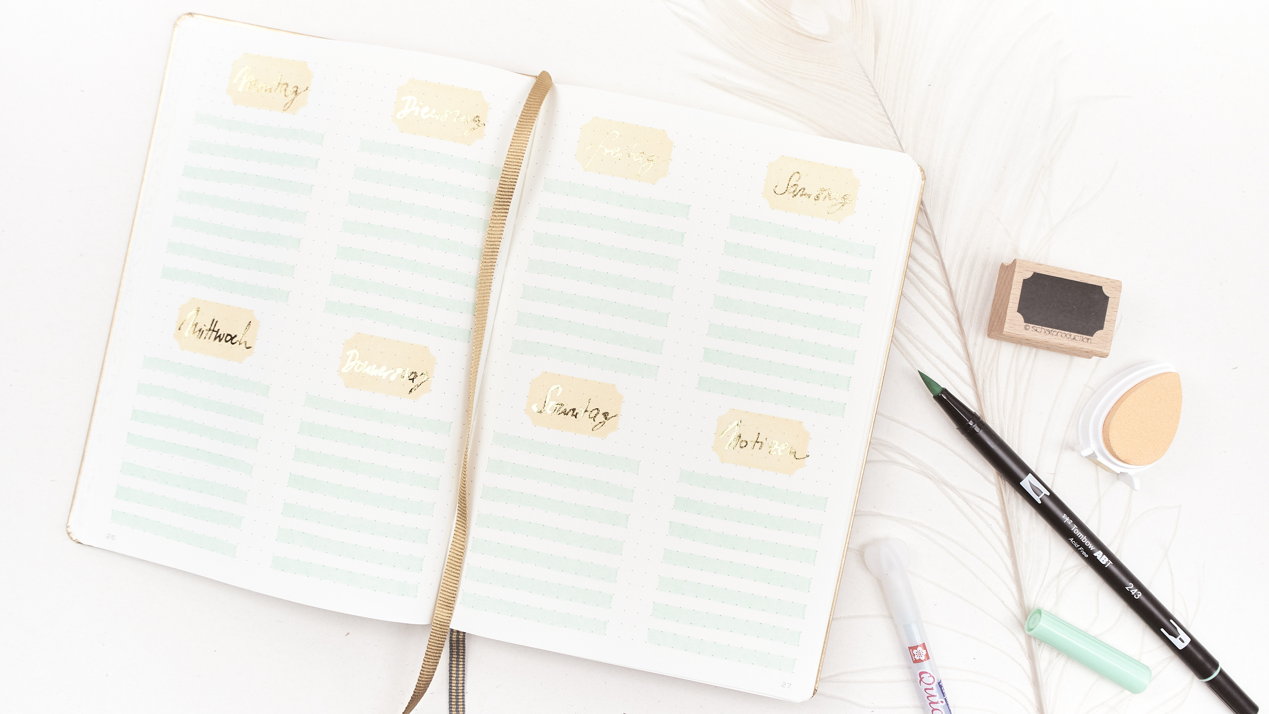 BuJo-helle-Seiten-Wochenplanung-mit-goldenen-Tagen-im-Etikett-Q