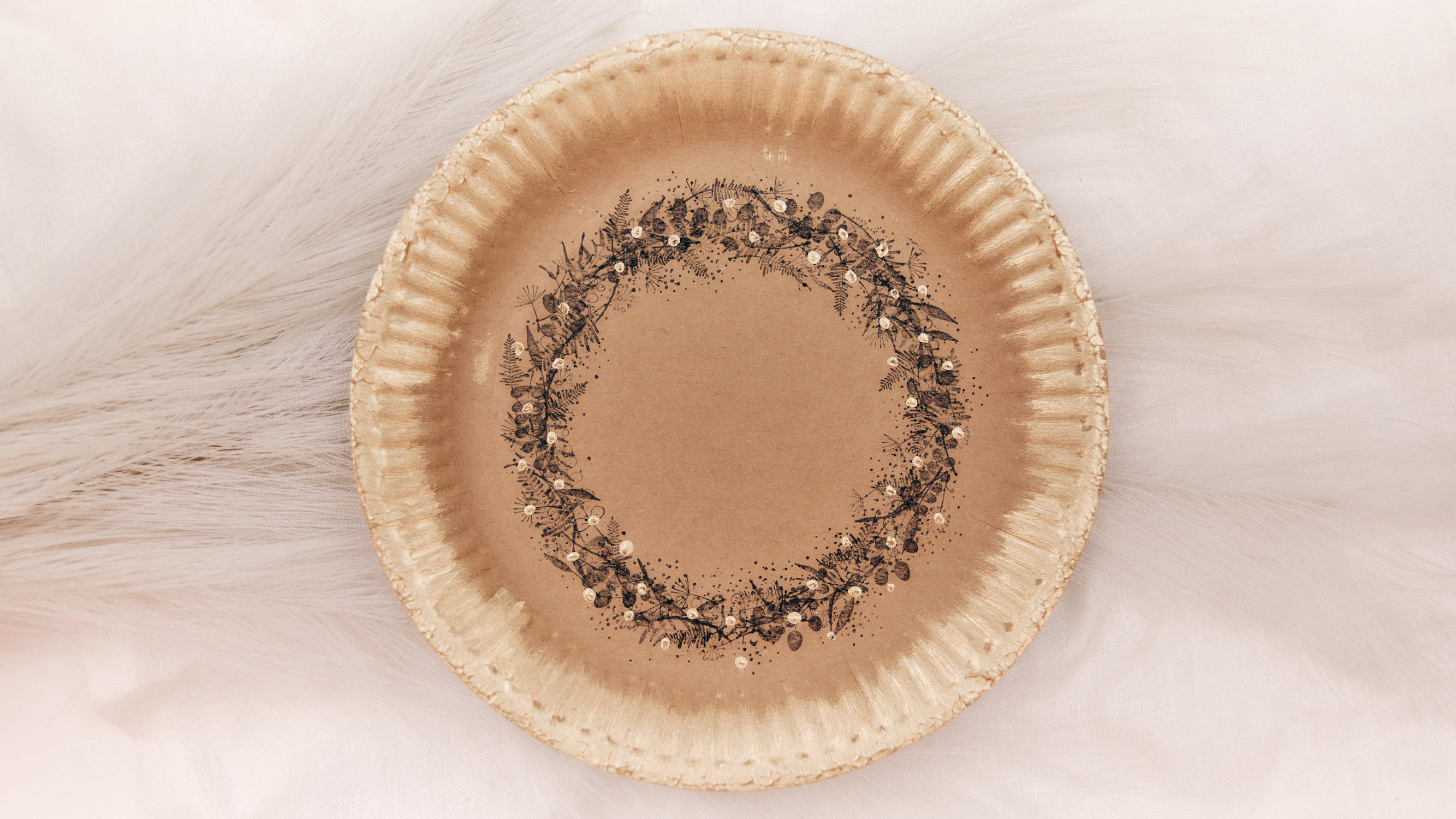 Blumenkranz-auf-Pappteller-mit-goldenen-Acrylfarbe-Effekten-Q