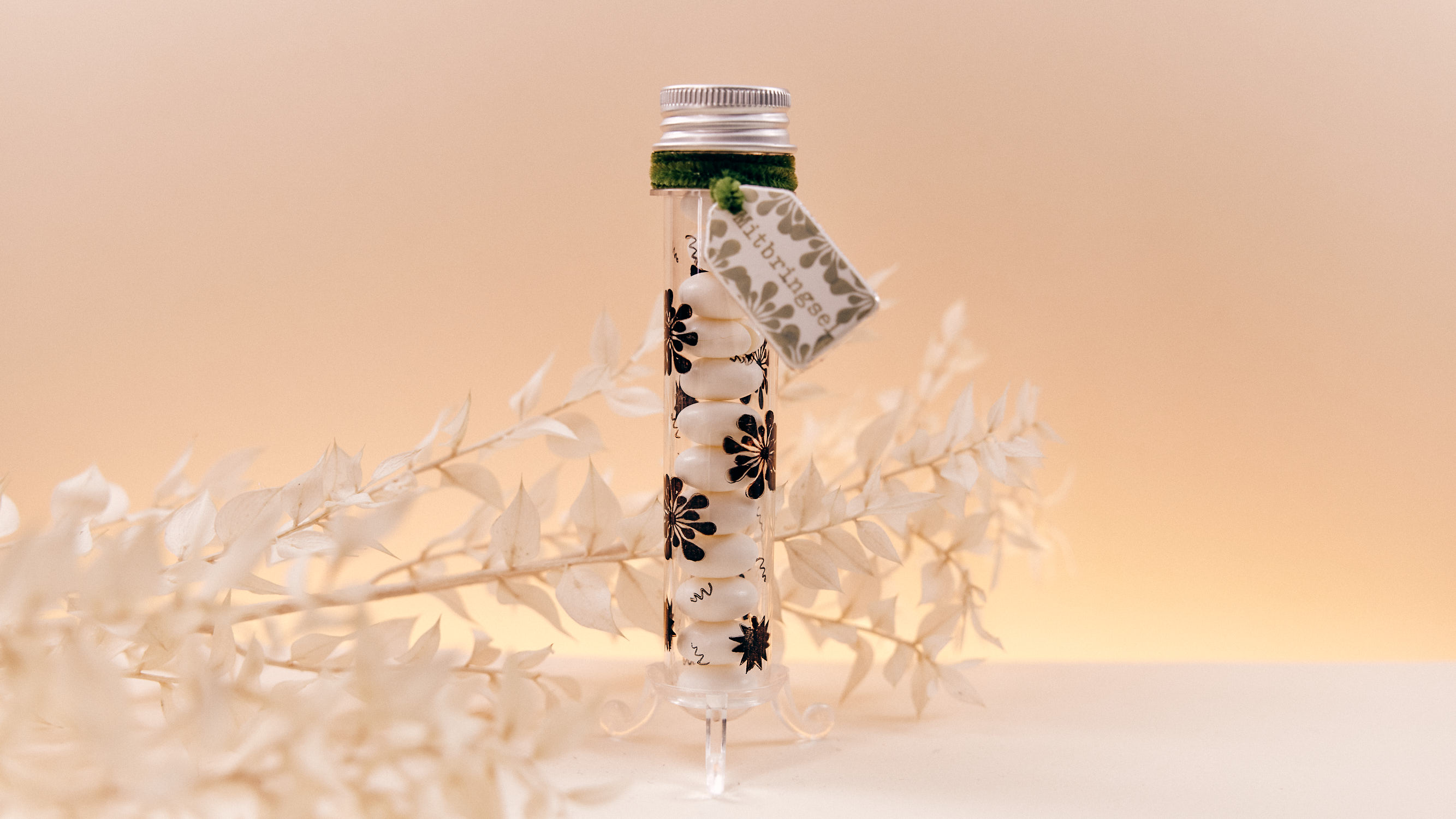 Glasrohrchen-mit-Bonbons-und-kleinen-Mitbringsel-Anhanger-aus-Giessform-Q