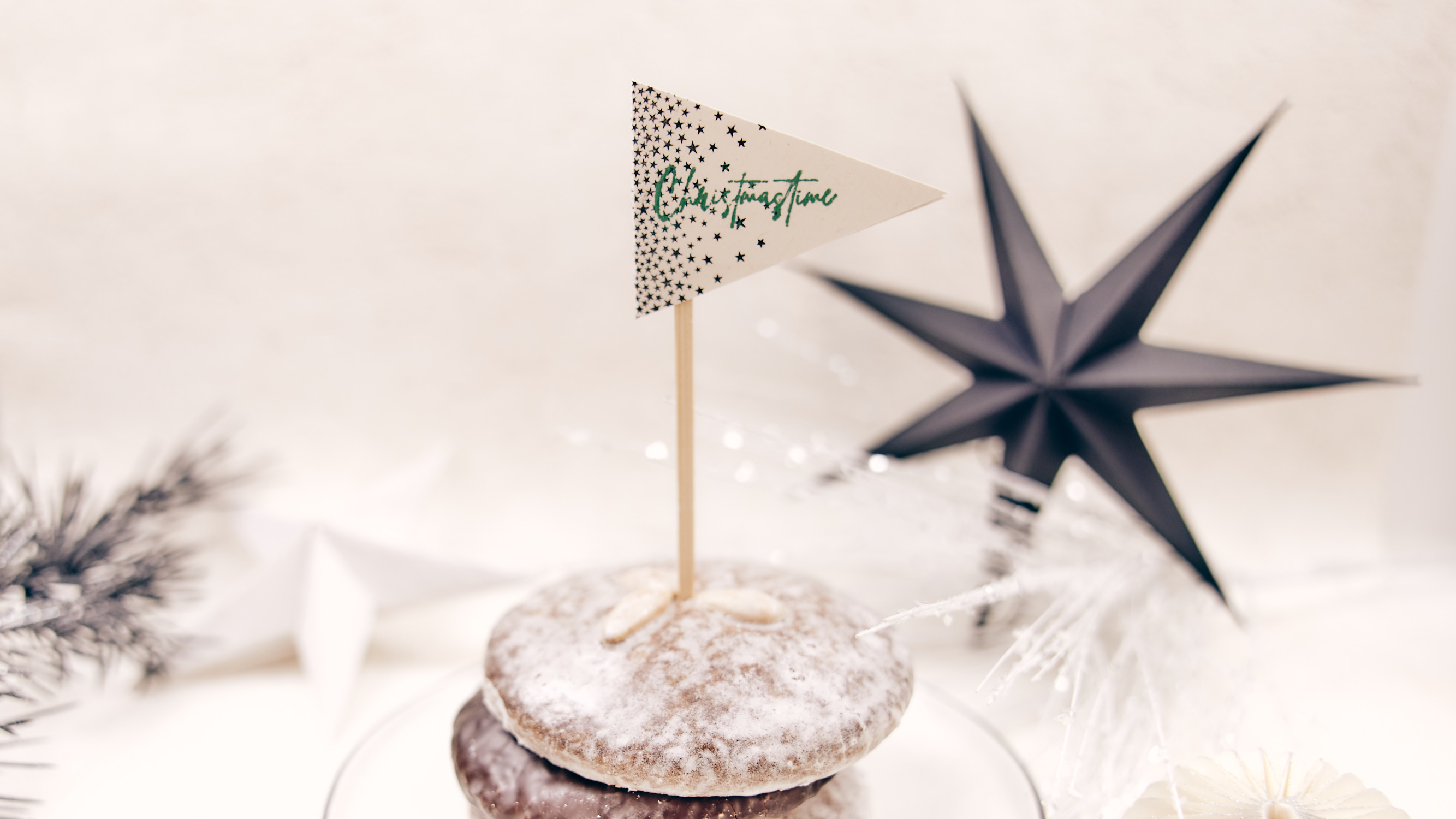 Wimpel-mit-Christmastime-im-Lebkuchen-Q