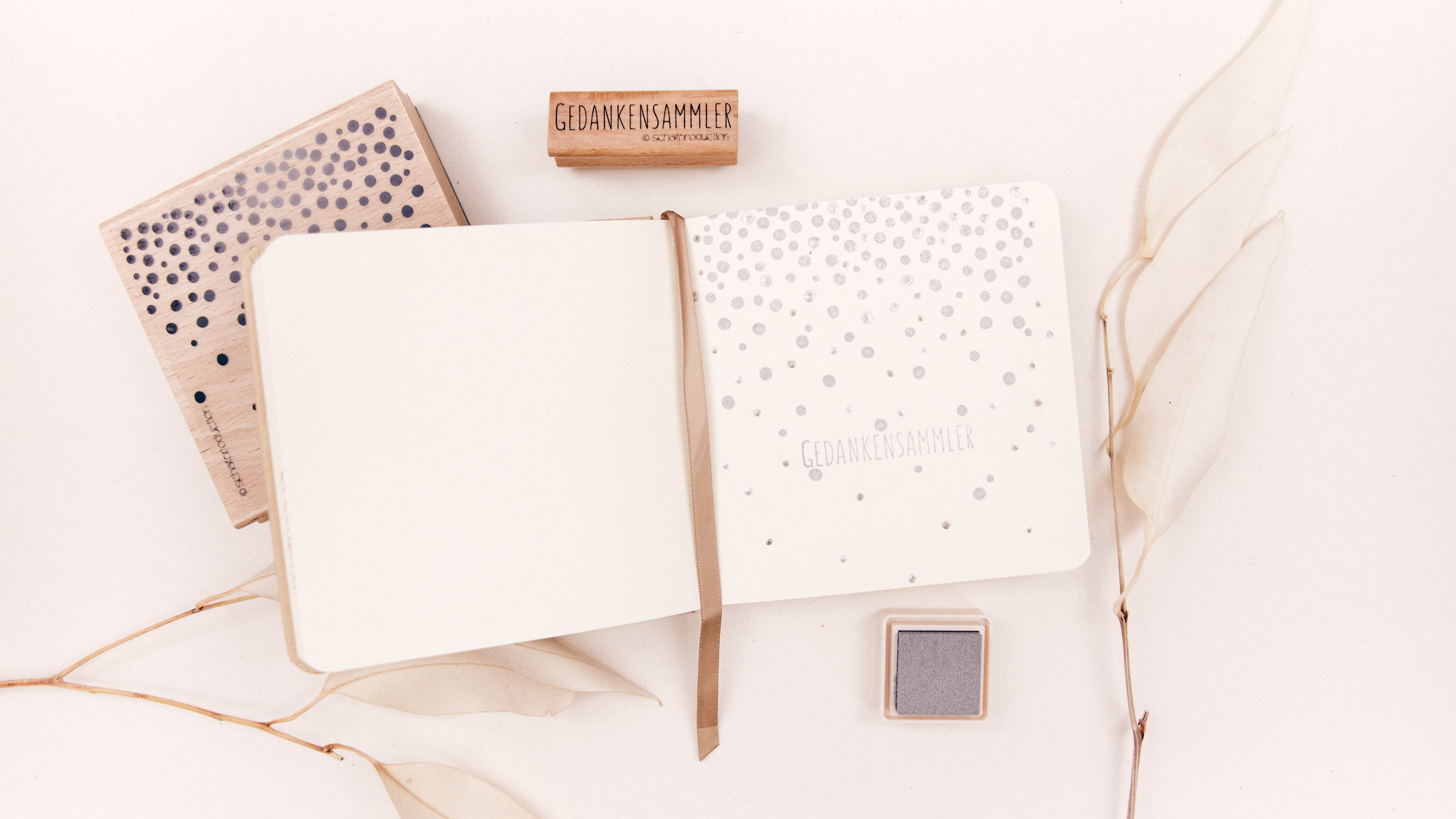 Sketchbook-Gedankensammler-im-grossen-Punkteregen-mit-silbernen-Acrylfarben-Q