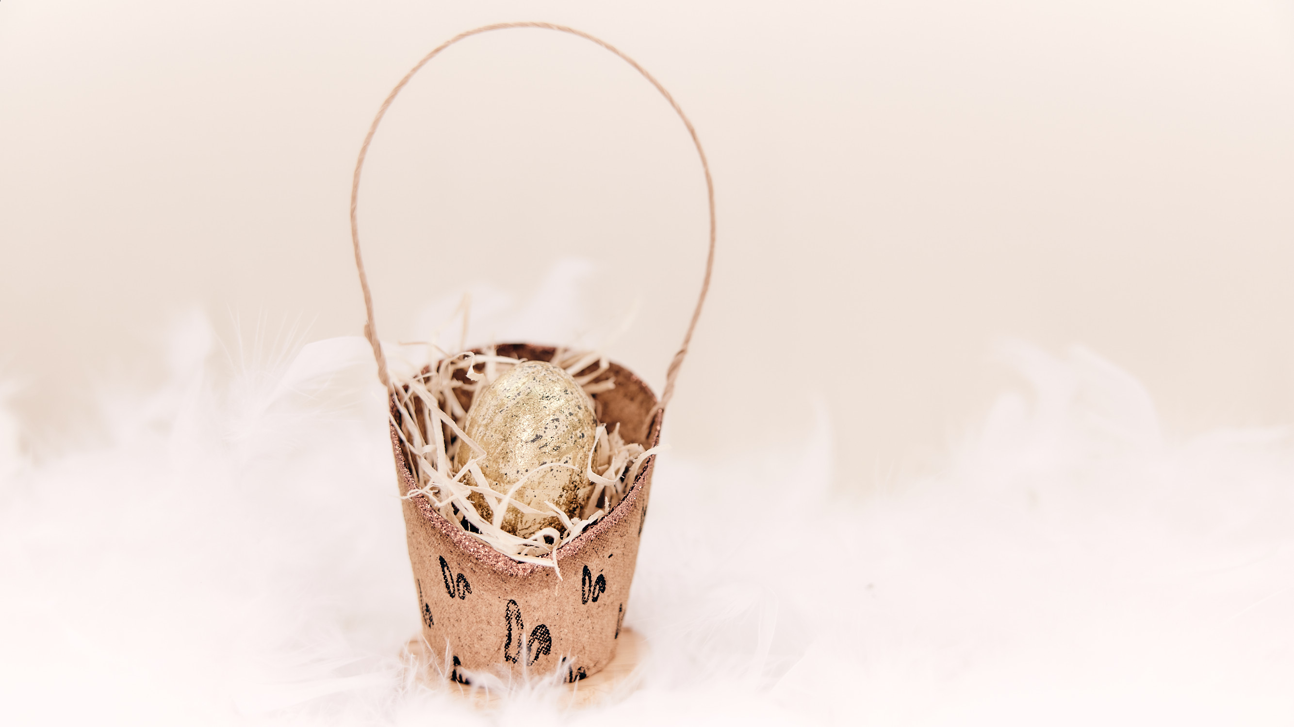 Osterkorbchen-aus-kompostierbaren-Anzuchttopfchen-mit-Osterhasenohren-Q