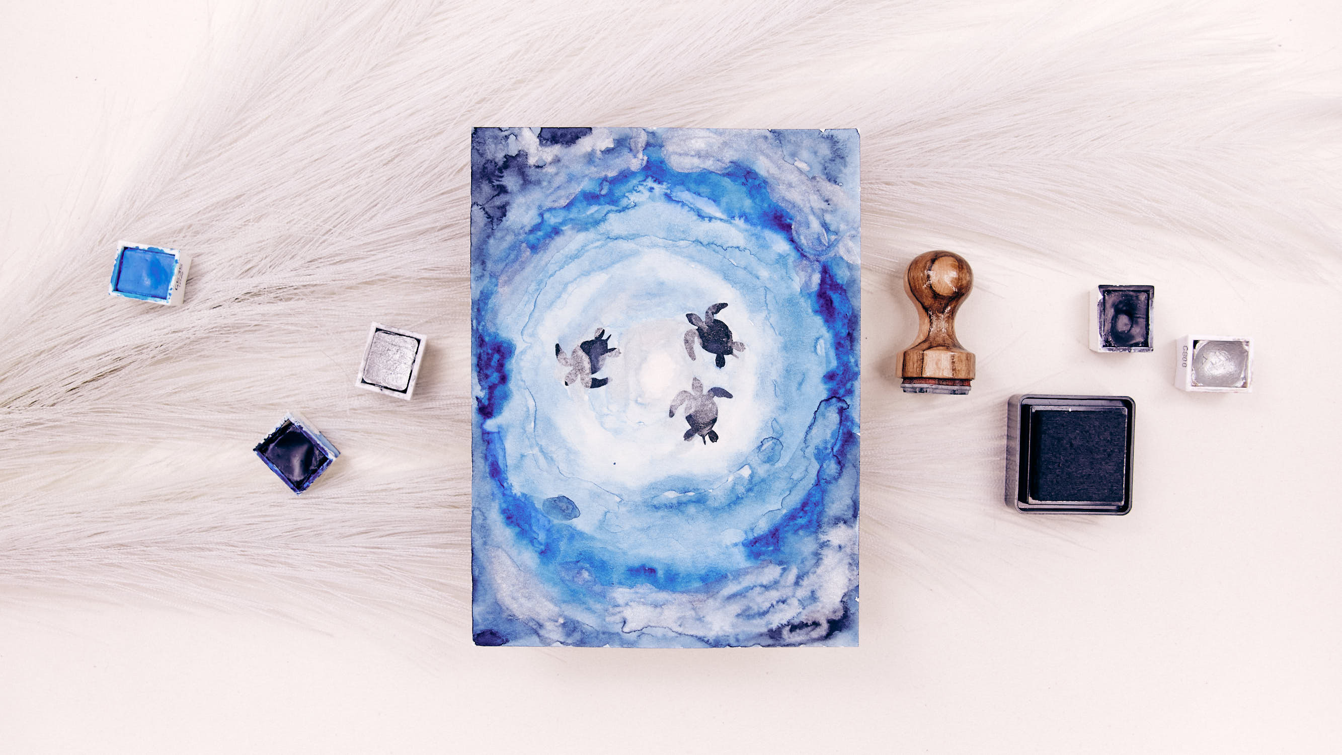 Schwimmende-Schildkroten-an-der-aquarellierten-Meeresoberflache-Q